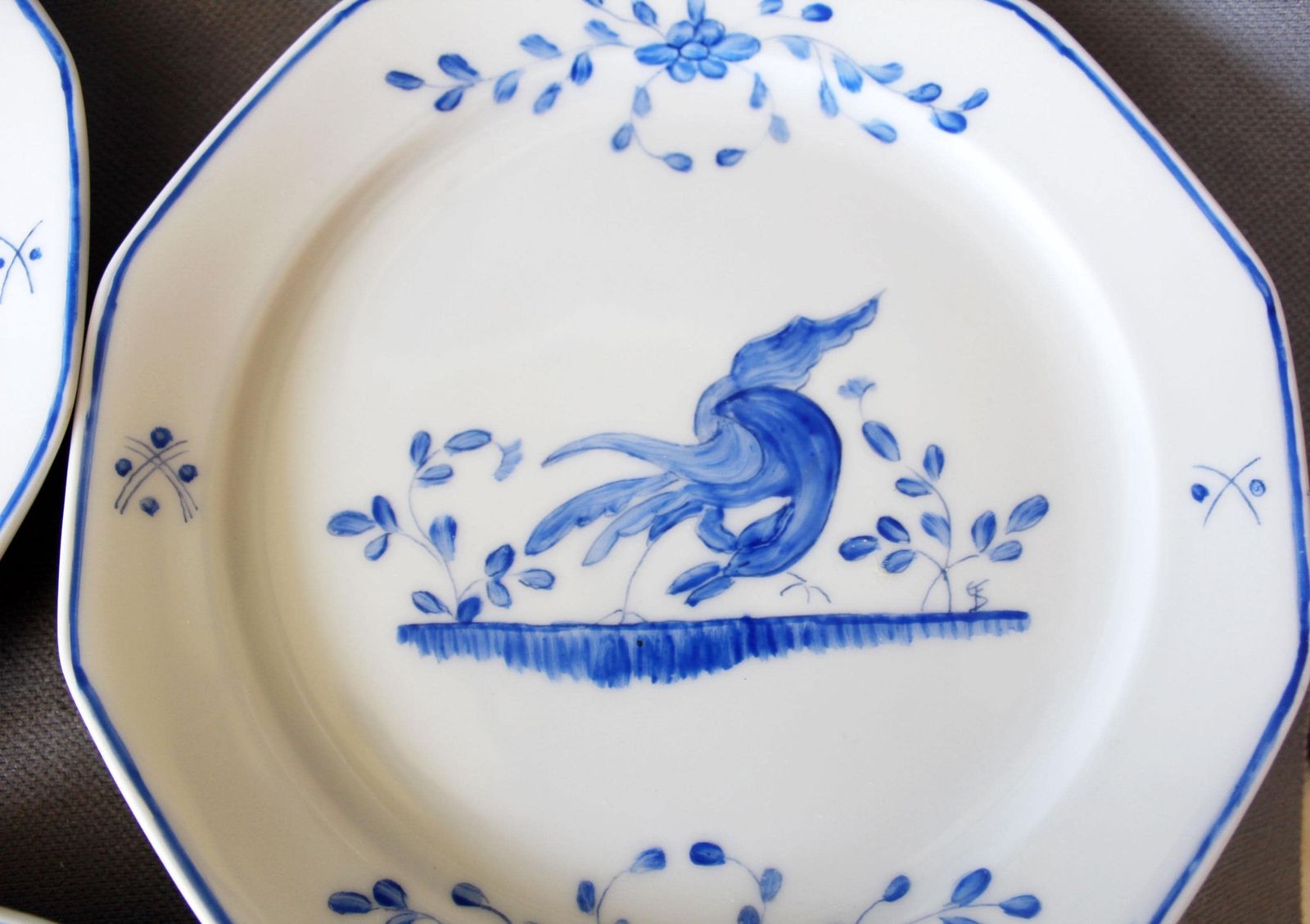 Set van 6 handgeschilderde porseleinen gebaksbordjes, Frans Moustiers blauw-wit vogeldesign op Duits Winterling Bavaria Marktleuthen-porselein photo buy