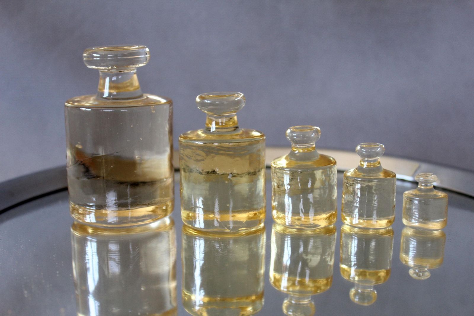Antieke Franse apothekergewichten van glas, set van 5 stuks van 1 kg tot 50 g, apotheekgewichten, Frankrijk, meten photo vintage