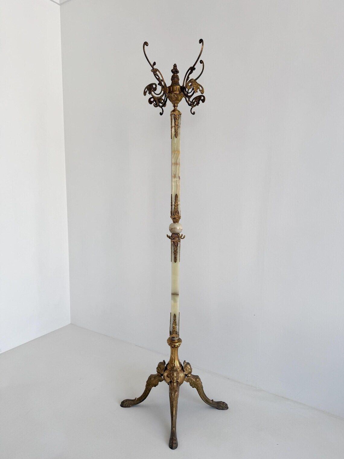 Vintage Italiaanse kapstok van onyx marmer en messing – decoratief halmeubel photo vinterior