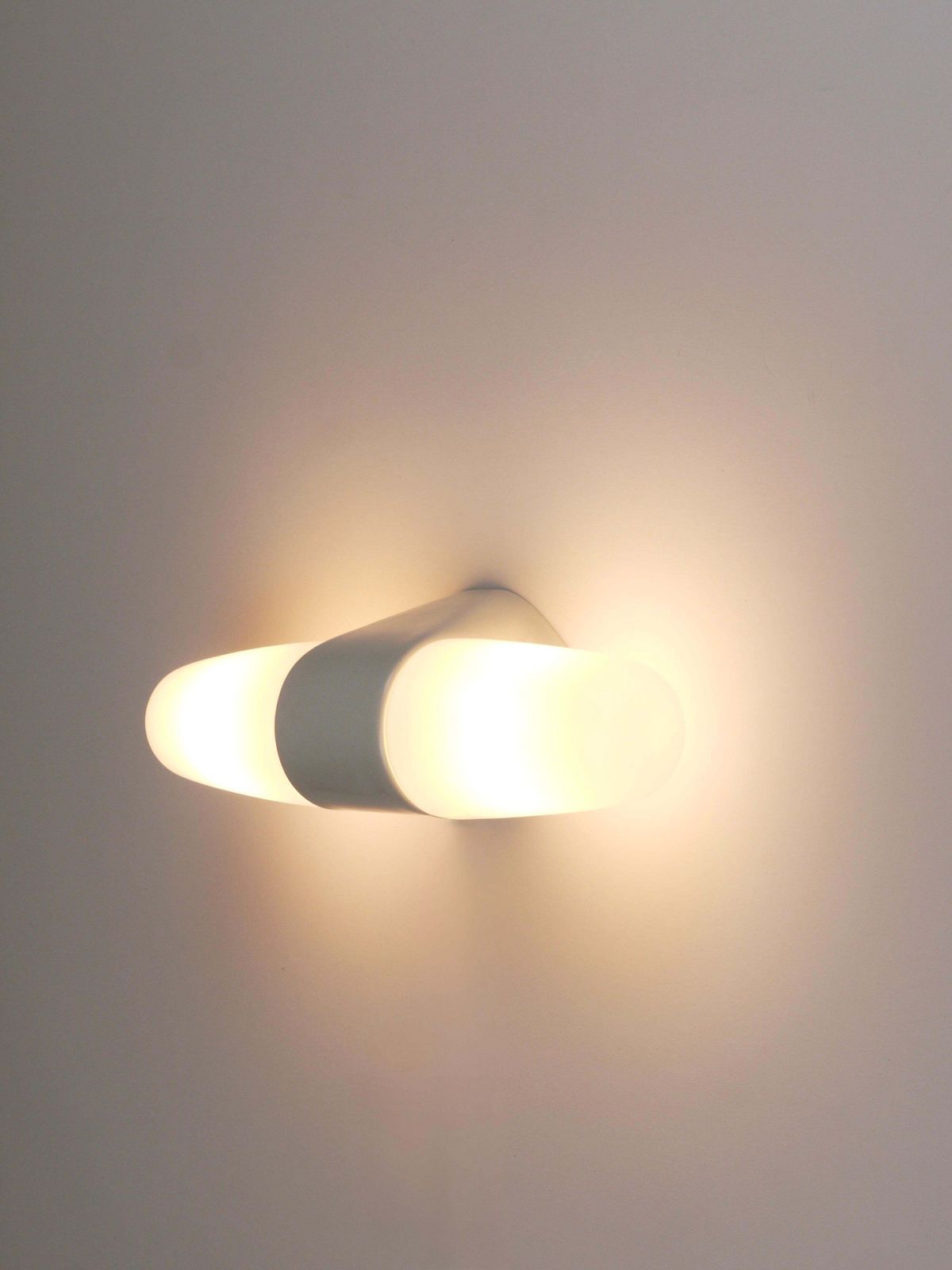 Wilhelm Wagenfeld Bauhaus Witte Dubbele Wandlamp, Duitsland, jaren 1950 photo for sale