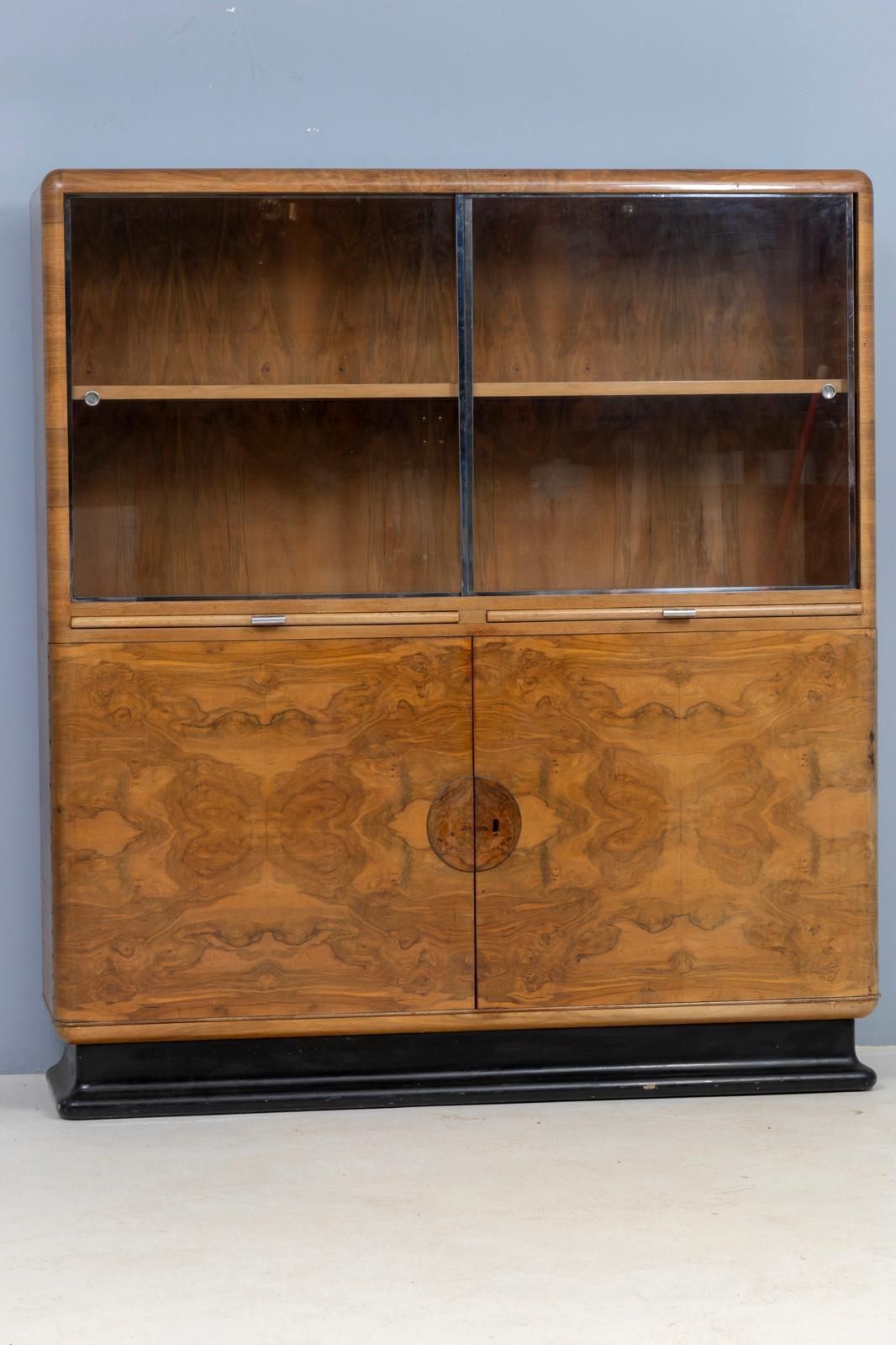 photo vinterior Art Deco vitrineboekenkast toegeschreven aan Jindřich Halabala, walnotenfineer, jaren 1930, Tsjecho-Slowakije