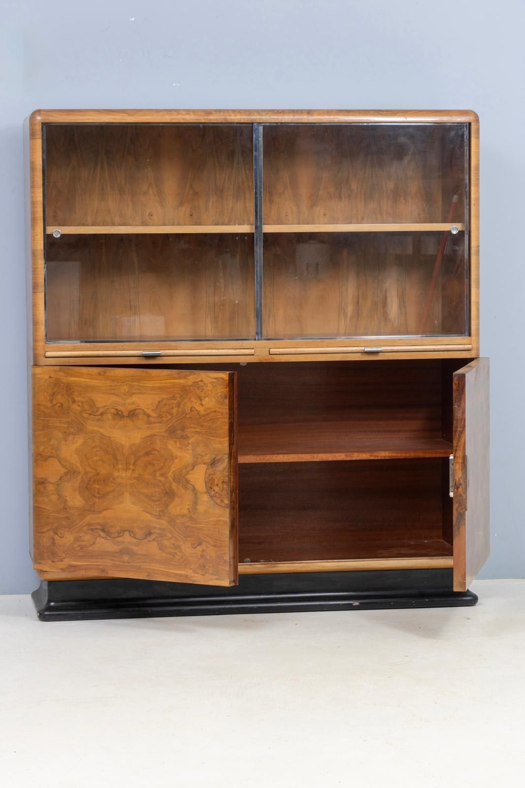 photo vintage Art Deco Display Bookcase Attributed To Jindřich Halabala Walnut Veneer, 1930s, Czechoslovakia