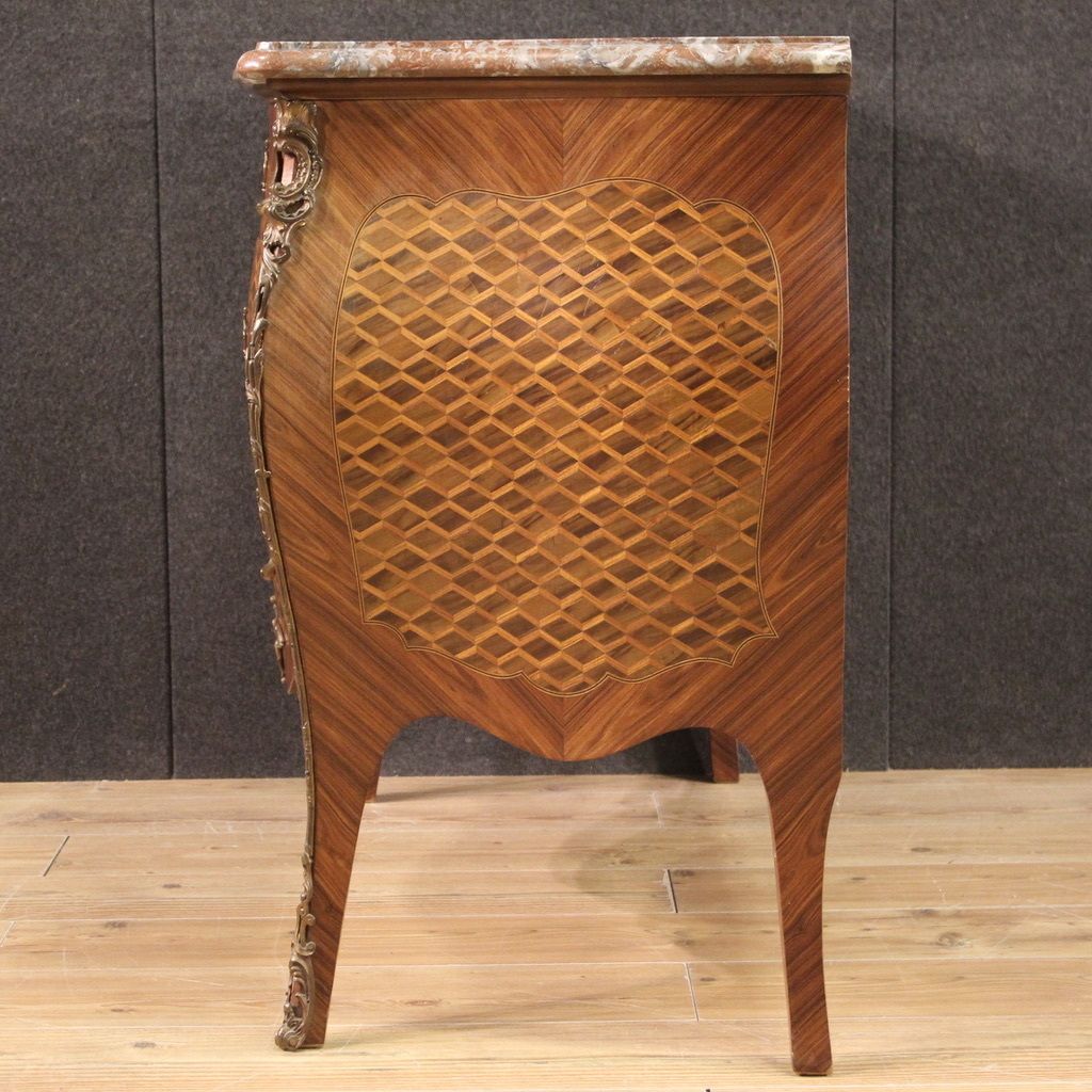 Meubels 20e-eeuwse Franse commode in Louis XV-stijl photo