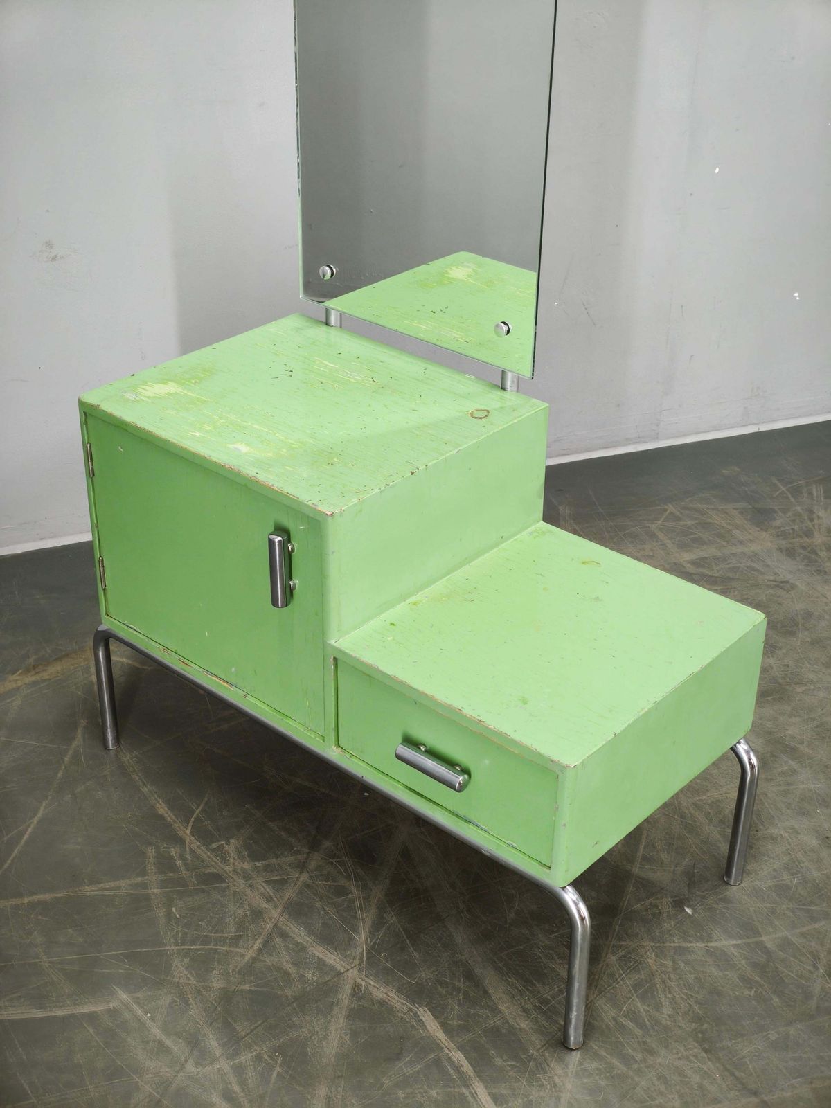 photo vinterior Bauhaus Czech Green Vanity Table With Mirror And Chrome Frame, 1930