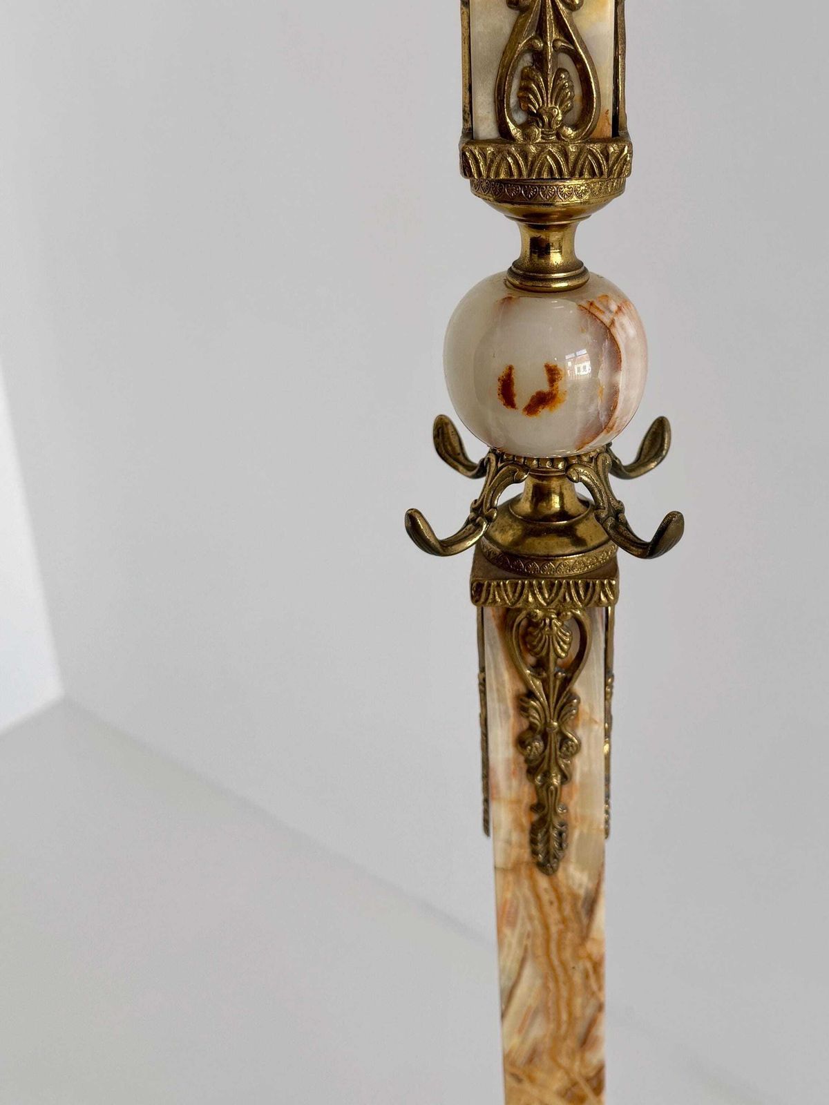 photo buy Vintage Italiaanse kapstok van messing en marmer, draaiende kroon, sierbasis met vier poten, luxe entreestandaard