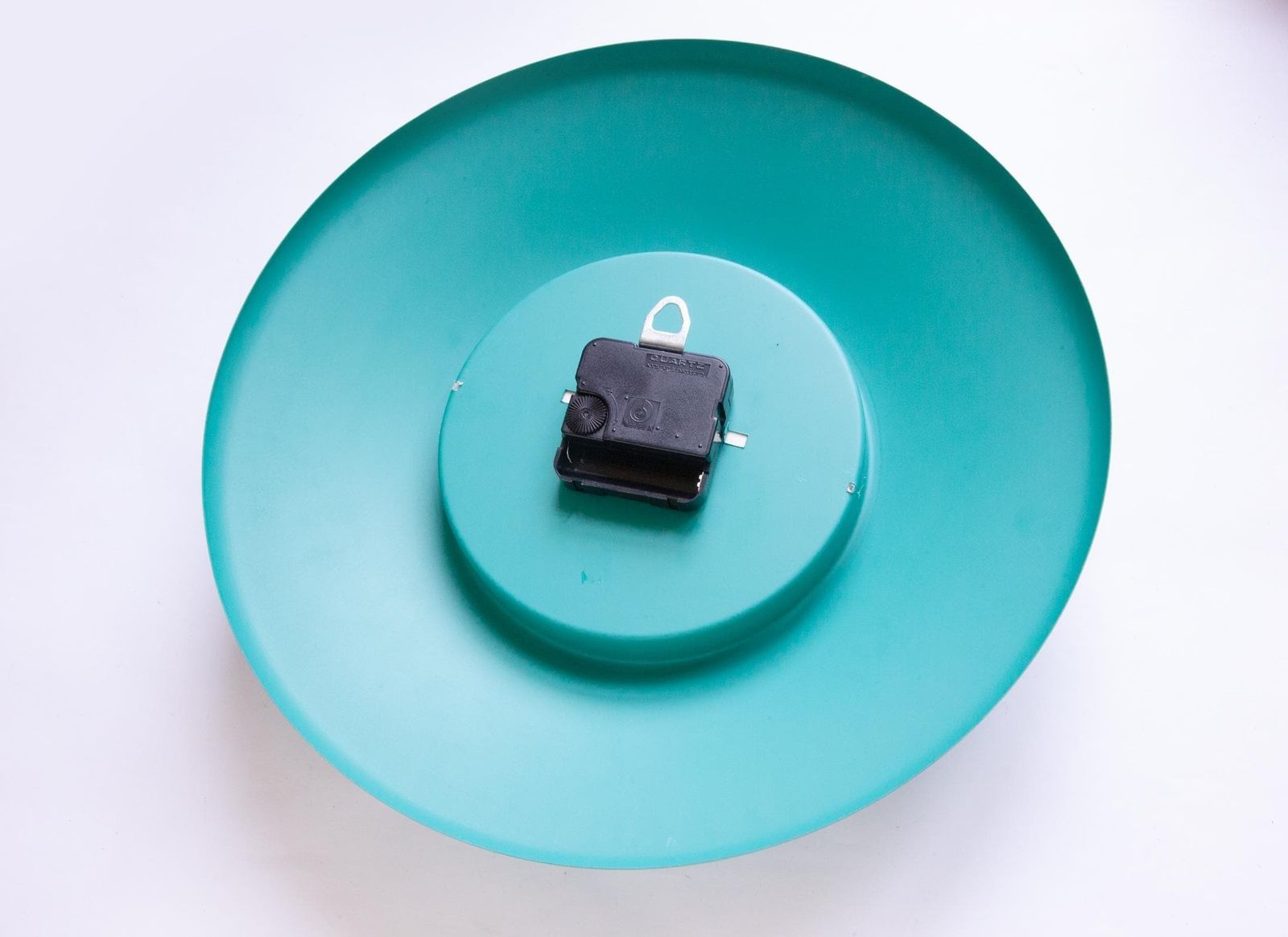 Postmodern wandklok Vaillant Duitsland jaren 80–90 Memphis-era Panton Space Age batterij turquoise groot photo vintage