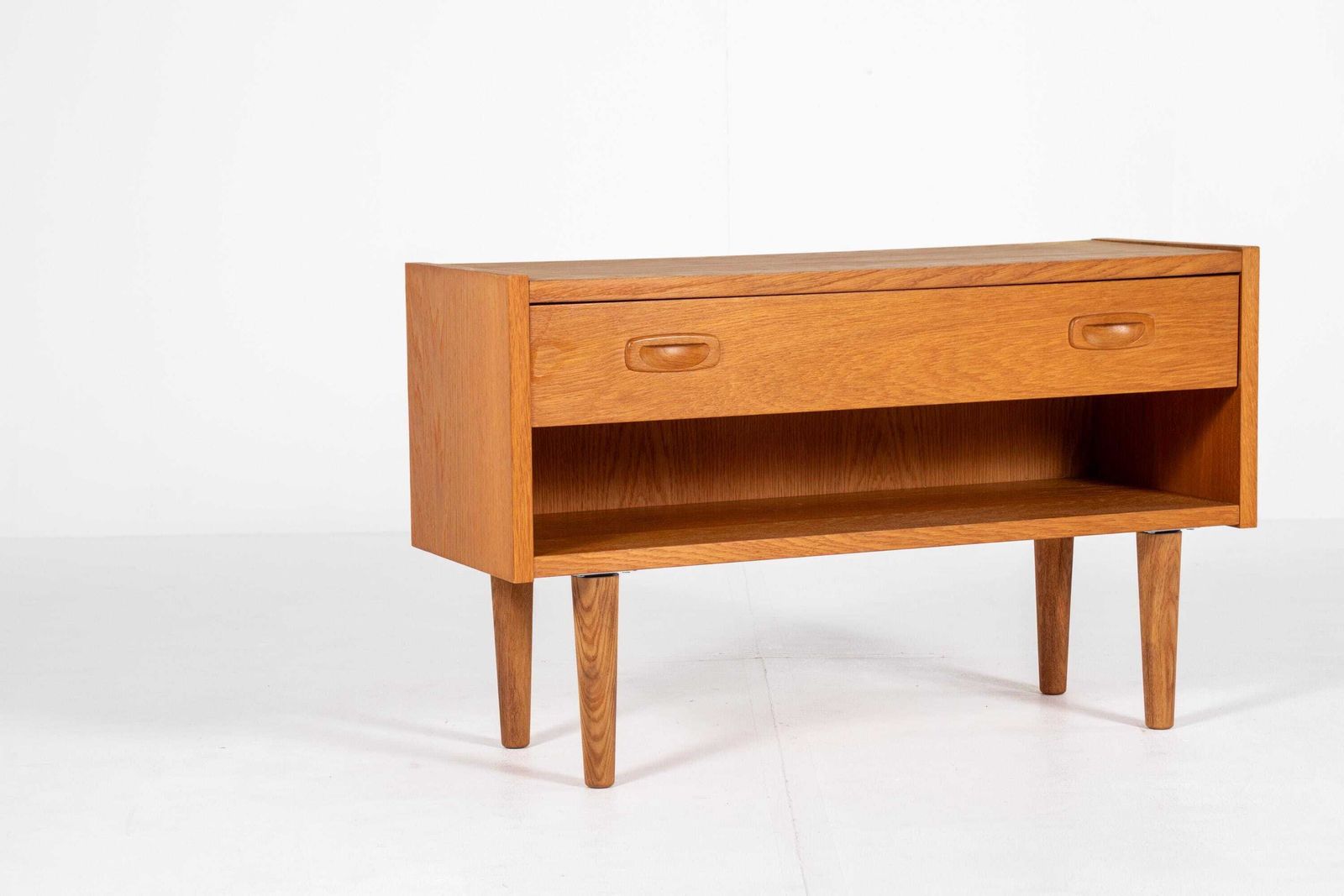Deens mid-century eiken entree- / gangkastje, jaren 1960 photo furniture