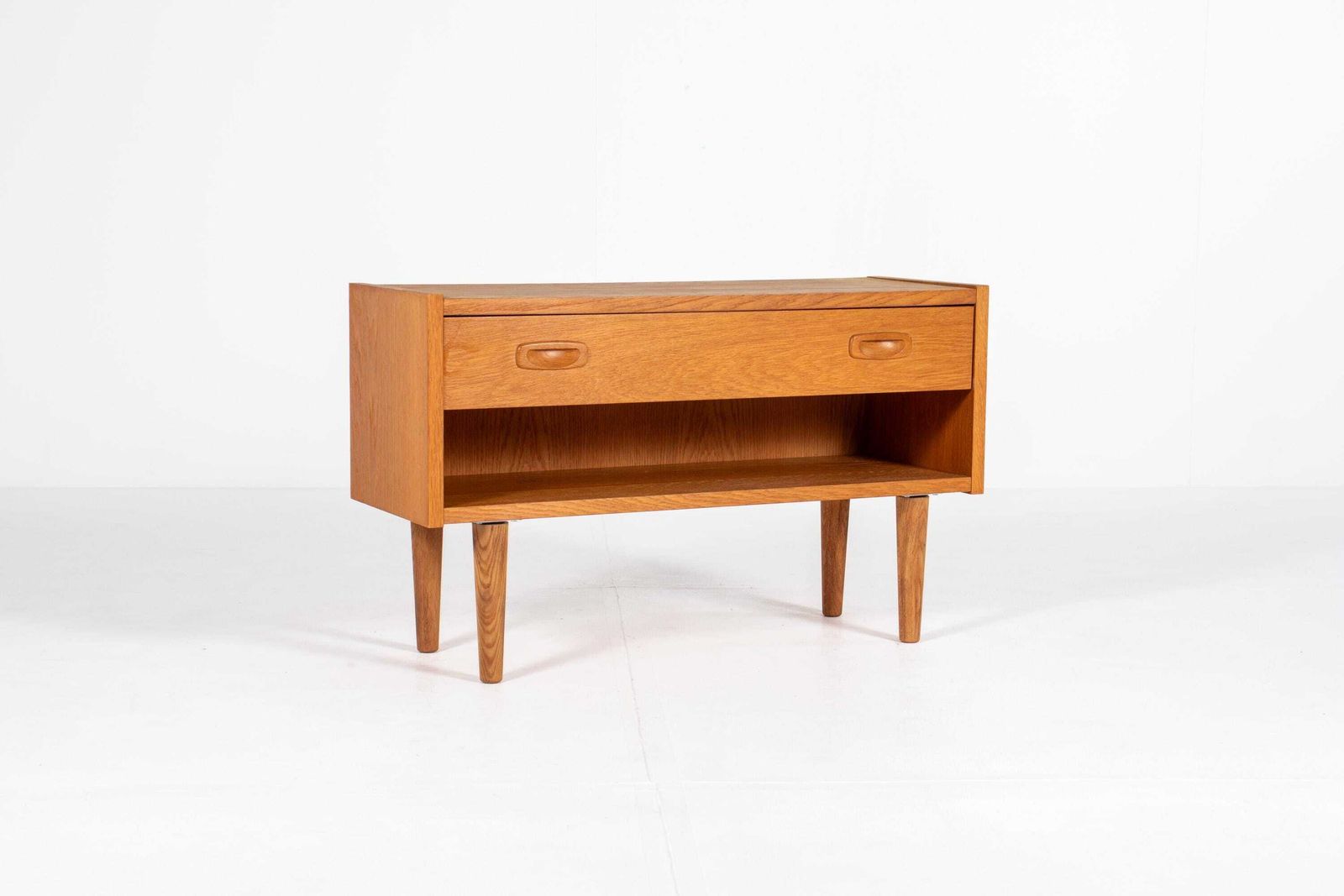 Deens mid-century eiken entree- / gangkastje, jaren 1960 photo vintage