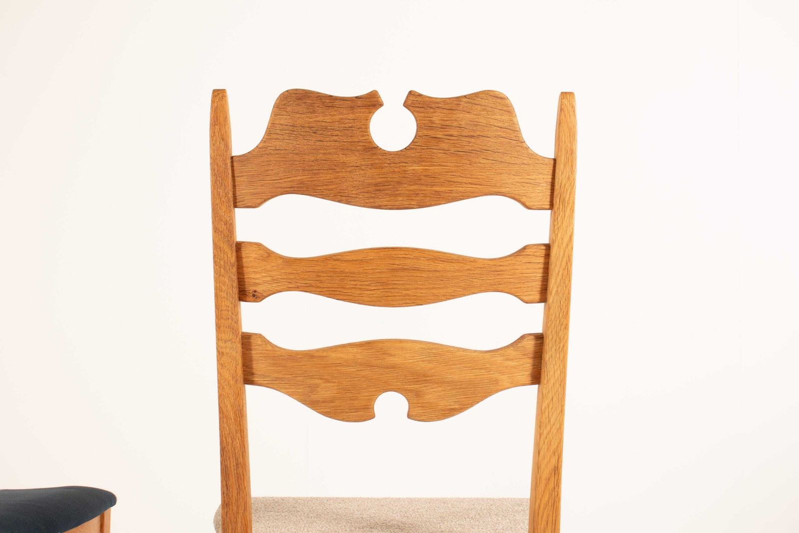 Set van 8 Deense eikenhouten stoelen van Henning Kjærnulf, Denemarken, jaren 1960 - Herbekleding mogelijk photo 3156.0