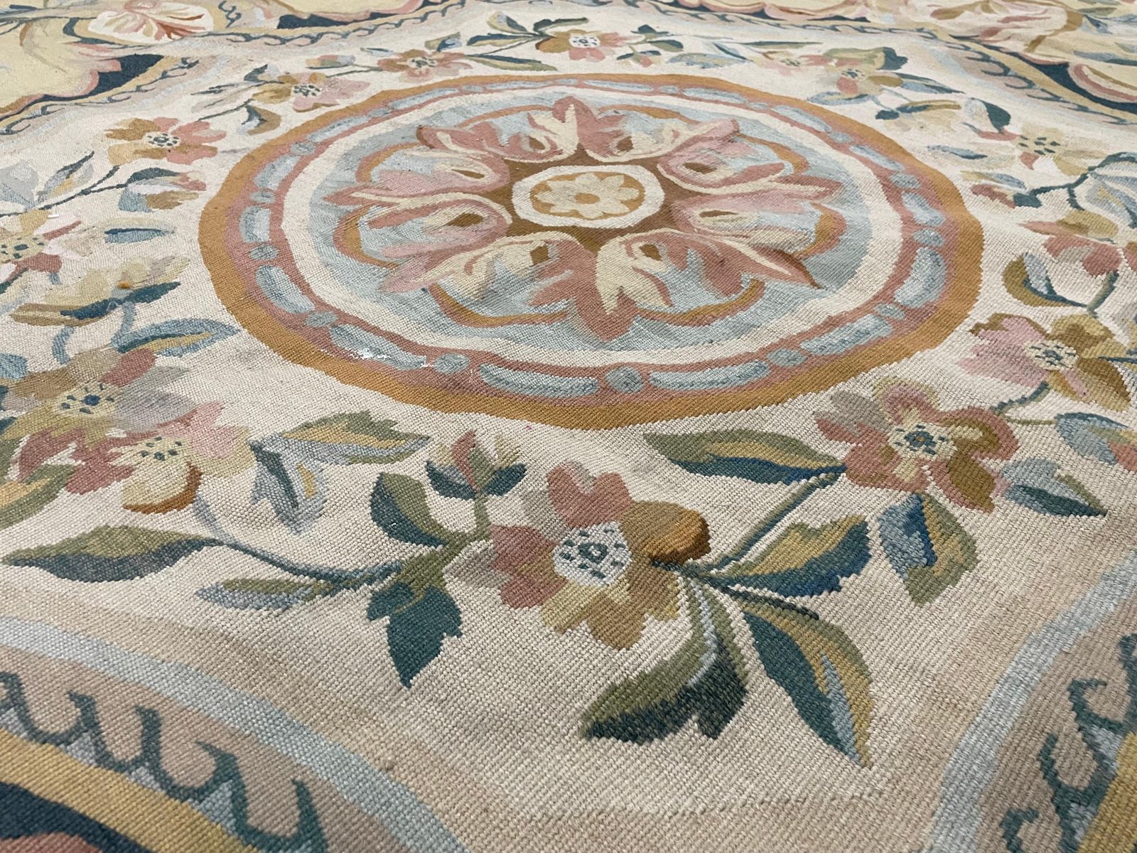 photo furniture Tapis en point de croix de style Aubusson, grand format, fait main, tapis floral français vintage