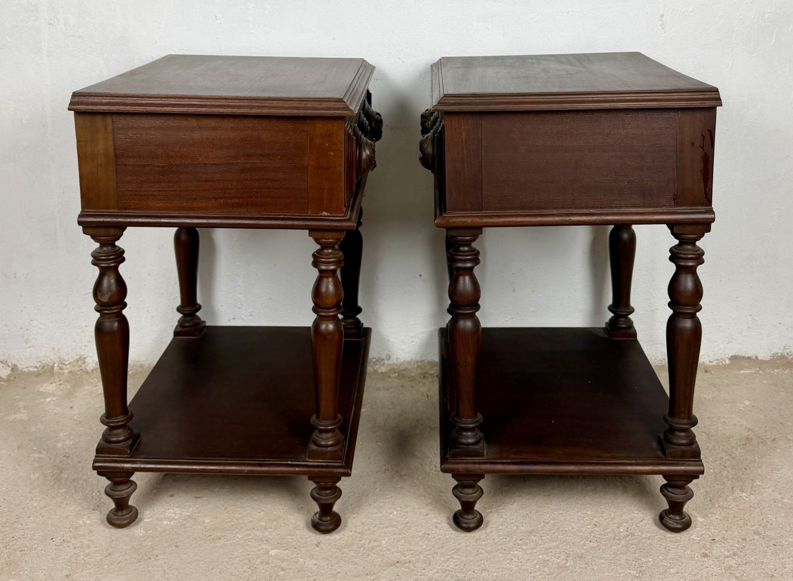photo furniture Paar Spaanse nachtkastjes van gesneden hout, begin 20e eeuw