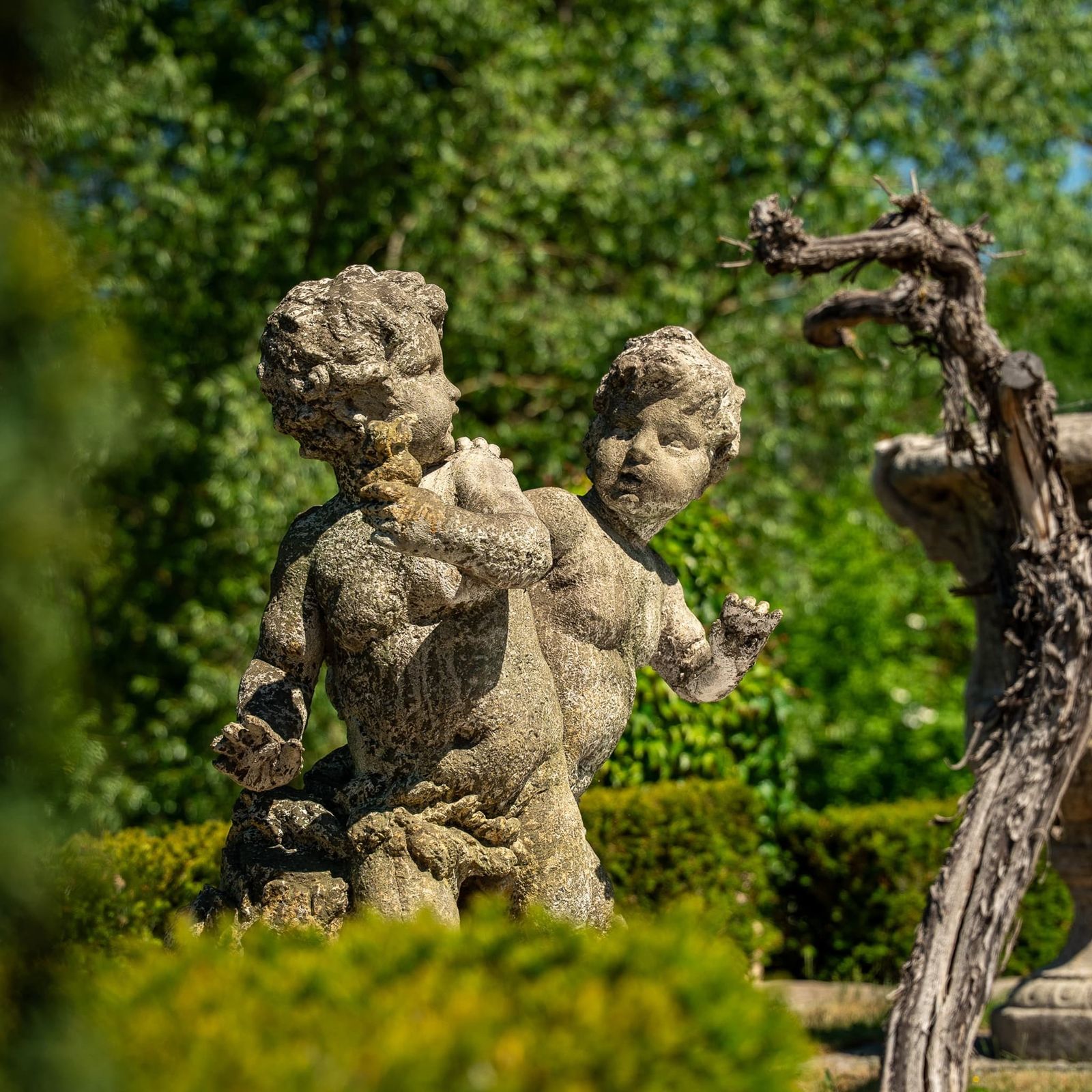 Playing Putti, Stone Cast, Probably Late 20th Century photo vinterior