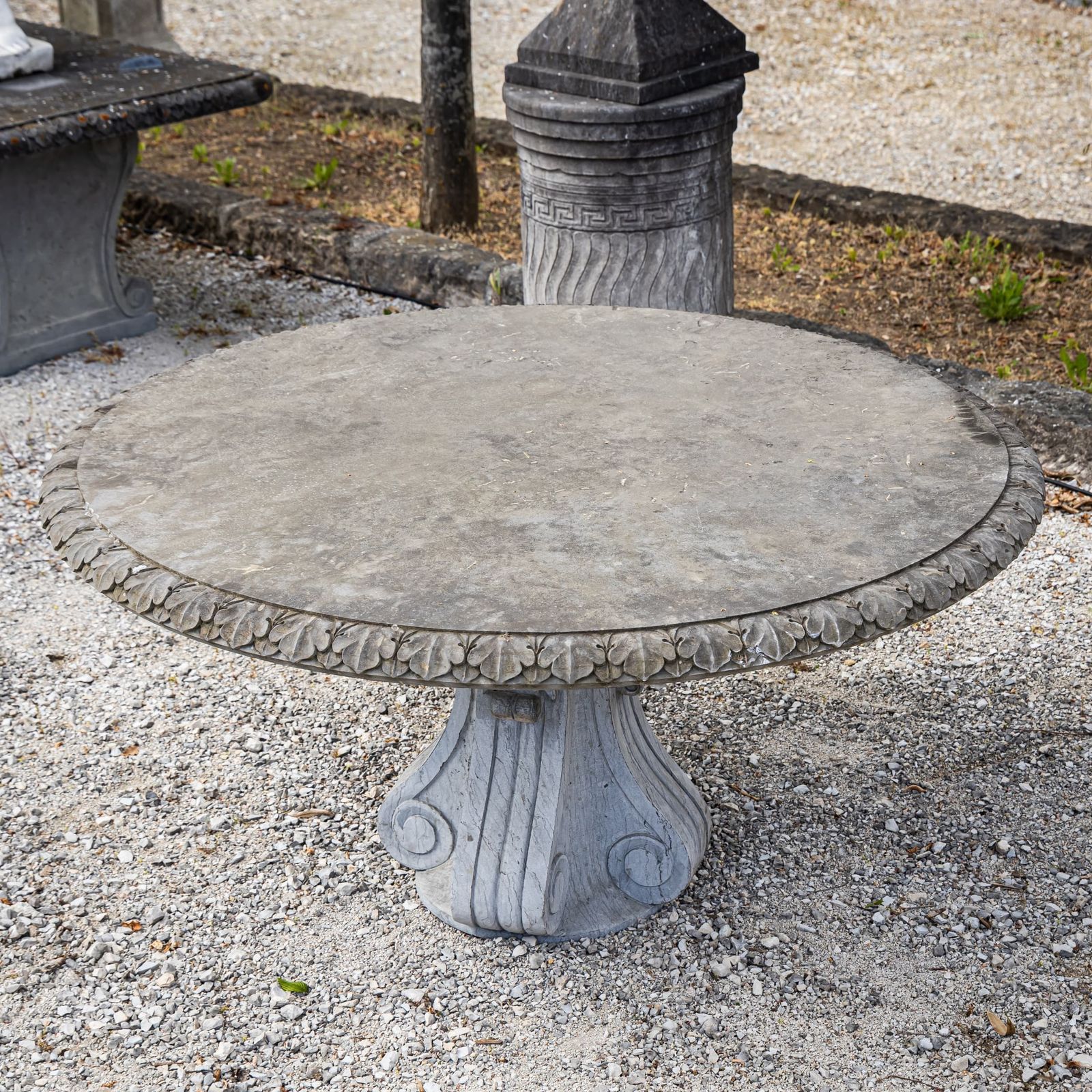 Tuintafel in natuursteen, 21e eeuw photo furniture