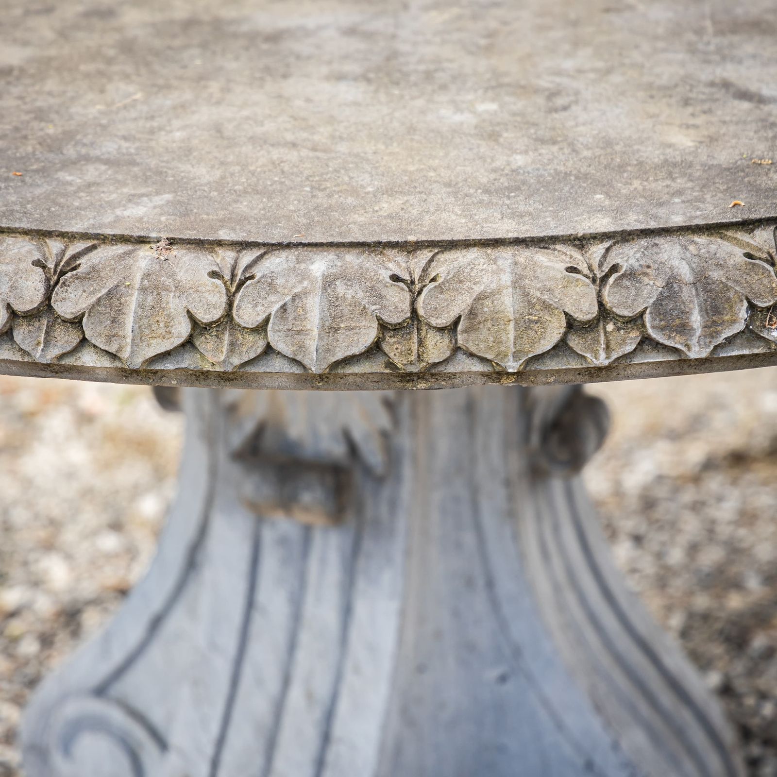 Tuintafel in natuursteen, 21e eeuw photo Tuinmeubelen