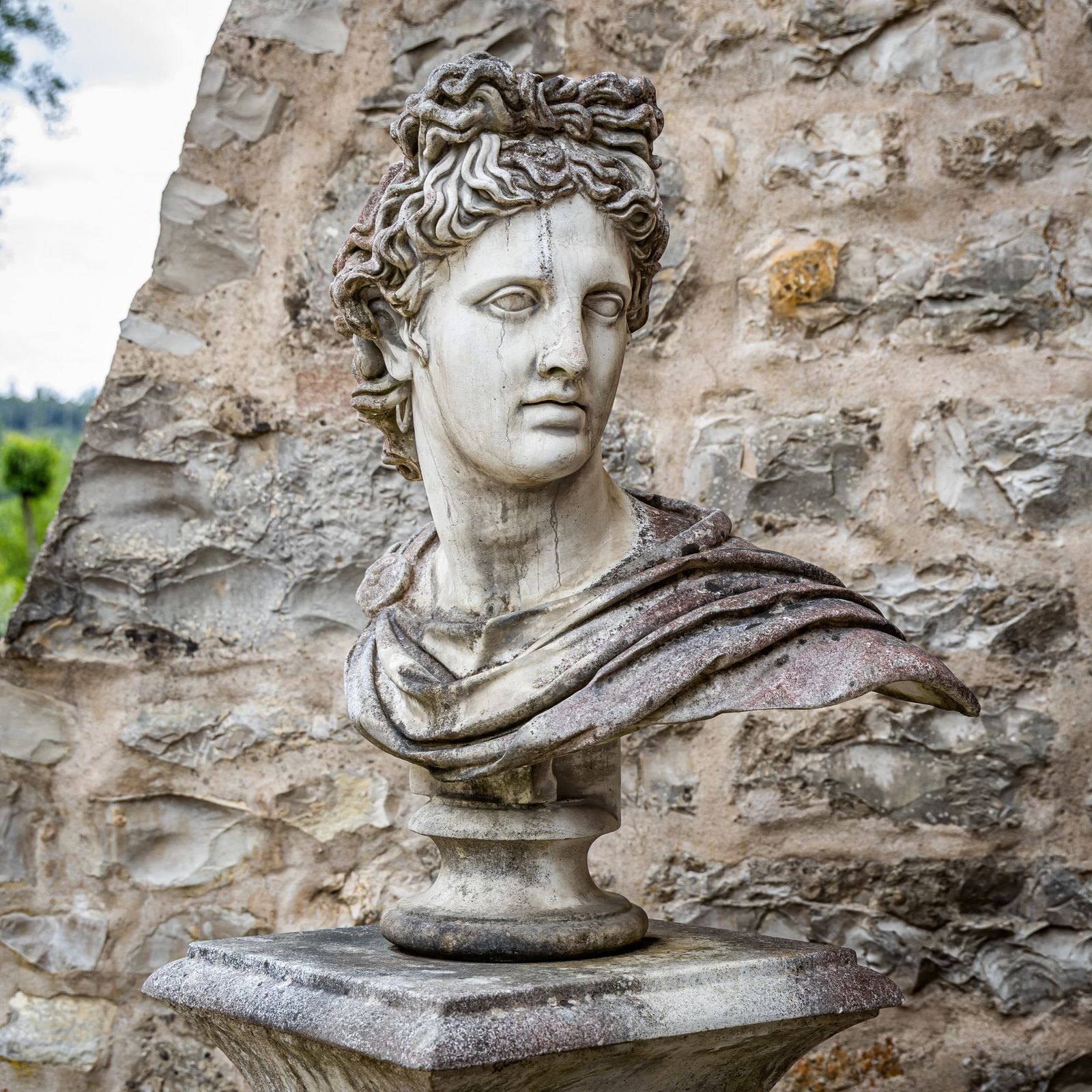 Buste van de Apollo Belvedere in natuursteen, 2e helft 20e eeuw