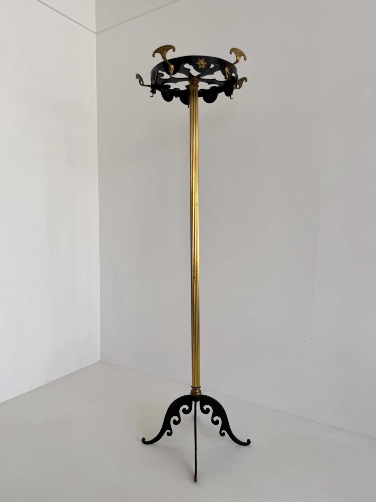photo furniture Vintage Italiaanse kapstok van messing en zwart metaal – sculpturaal halmeubel, Hollywood Regency, mid-century, jaren 1950