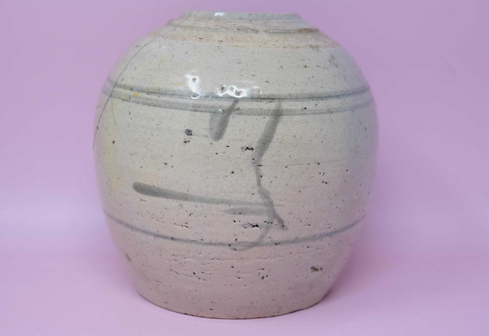 photo for sale Antiek Chinees steengoed pot | Bleke celadonglazuur, late Qing-dynastie