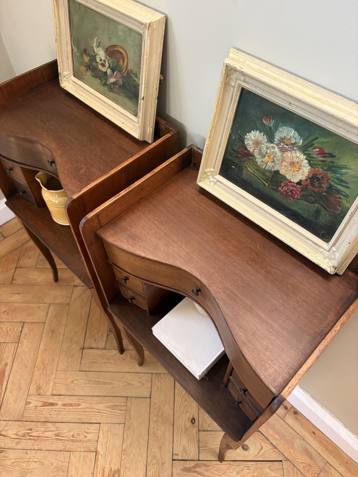 photo vinterior A Pair Of French Walnut Bedside Tables