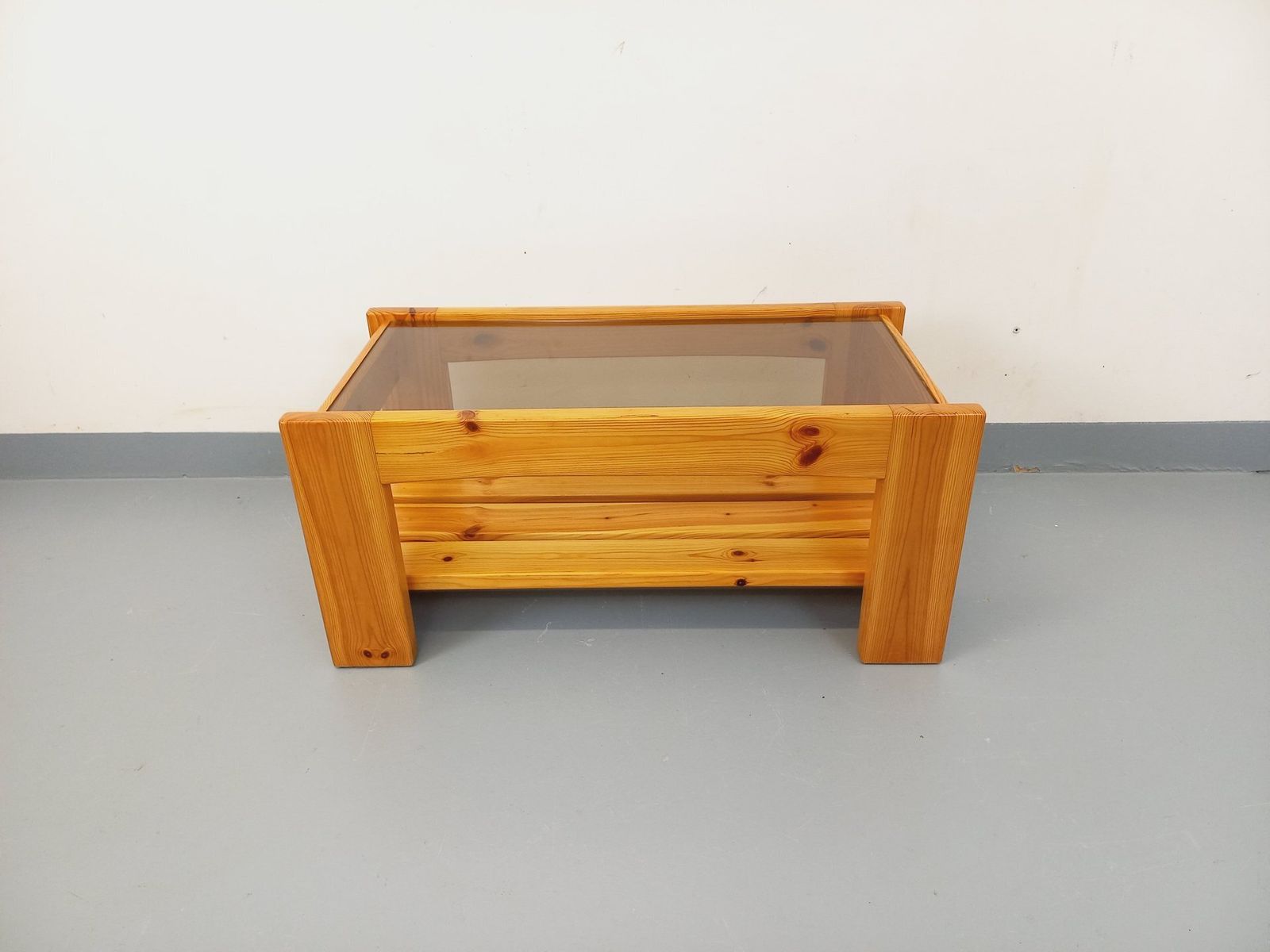 Rechthoekige salontafel van grenenhout en rookglas photo for sale
