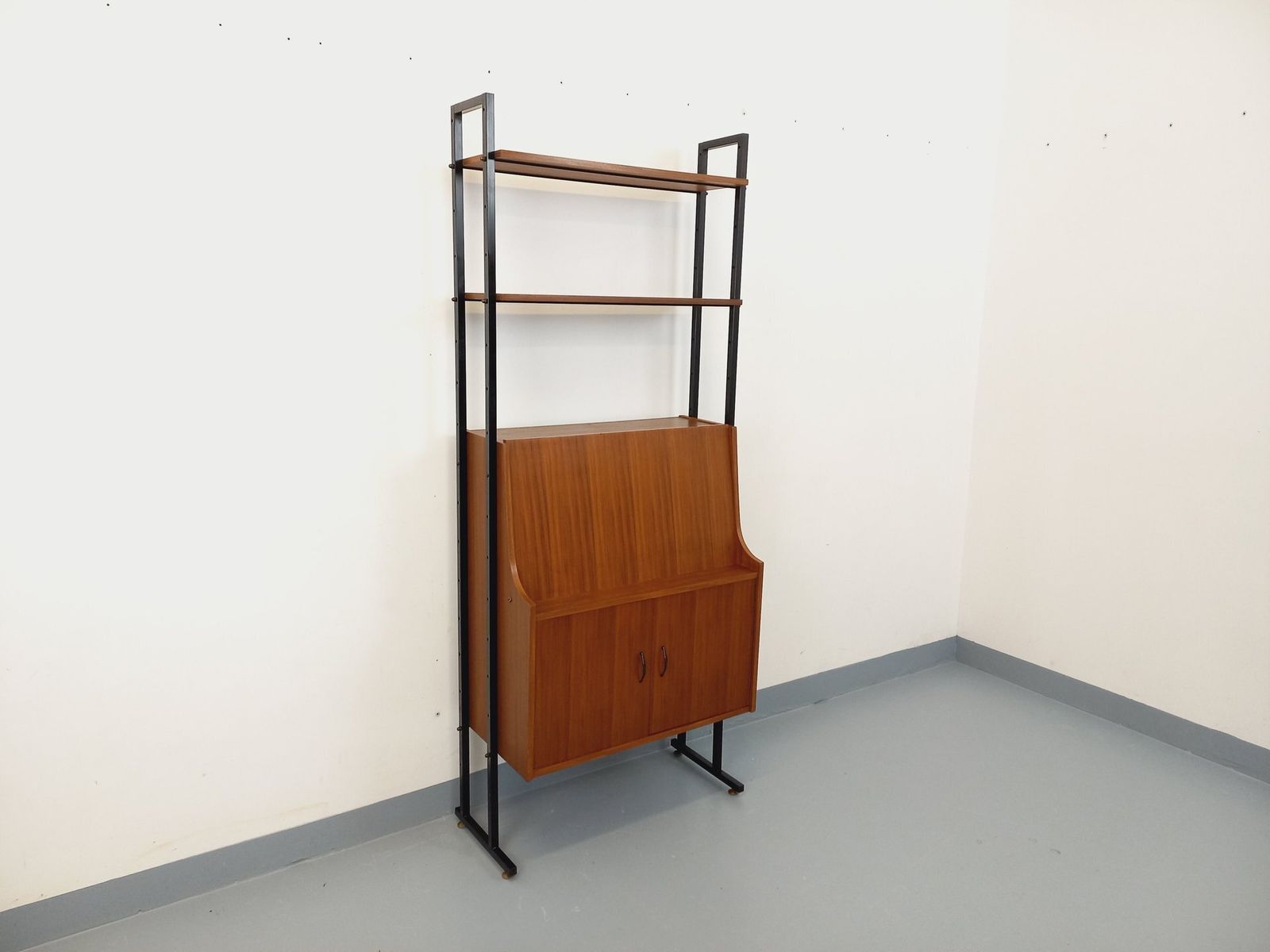 Teakhouten en metalen boekenkast met secretaire