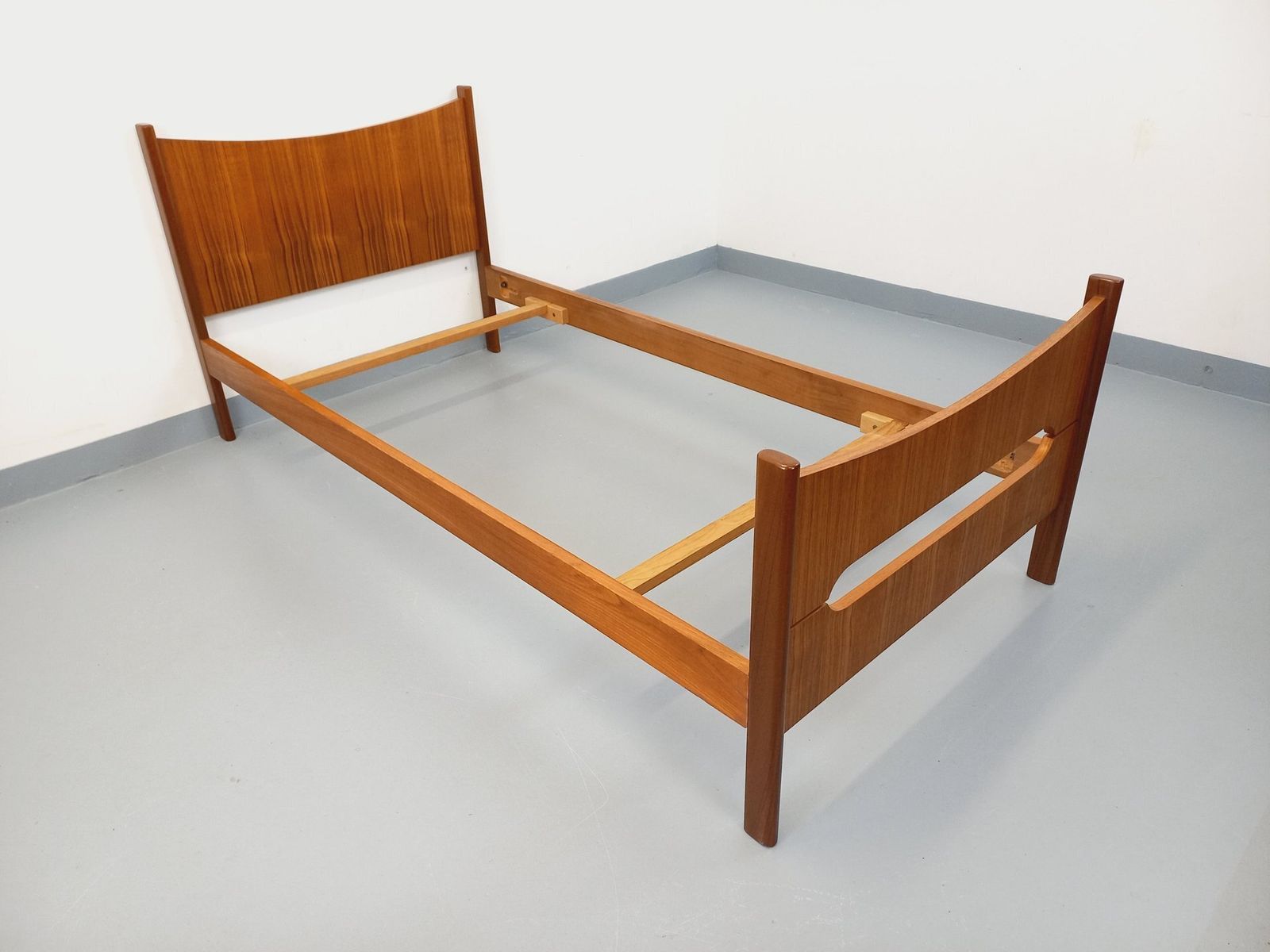 Scandinavisch eenpersoonsledikant in teak