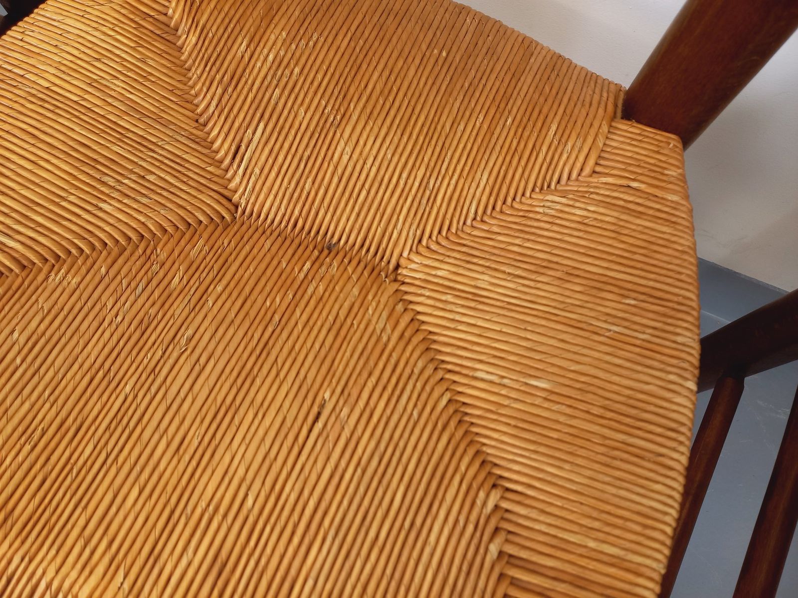 4 Brutalistische Stoelen van Hout en Stro photo 762.0