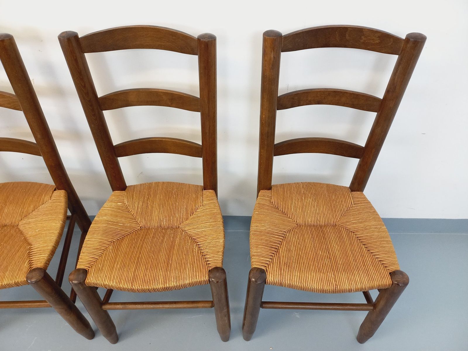 photo vinterior 4 Brutalist Chairs Made Of Wood And Straw