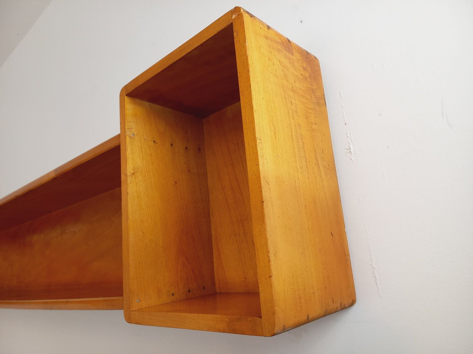 photo vinterior Houten hoekwandplank, jaren 1960