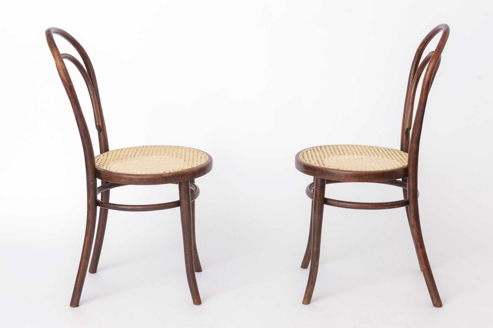Set van 2 antieke Thonet bentwood stoelen, Weense caféstoelen, begin 20e eeuw, Oostenrijkse stoelen, gerestaureerde rieten zittingen photo furniture