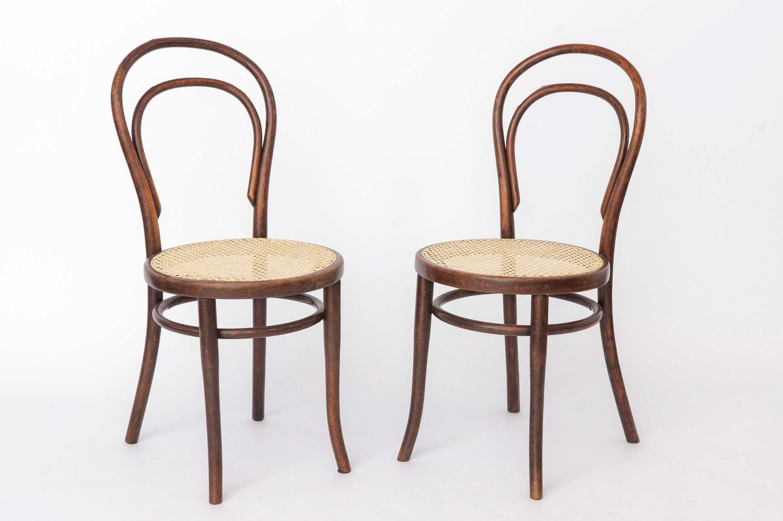 Set van 2 antieke Thonet bentwood stoelen, Weense caféstoelen, begin 20e eeuw, Oostenrijkse stoelen, gerestaureerde rieten zittingen photo for sale