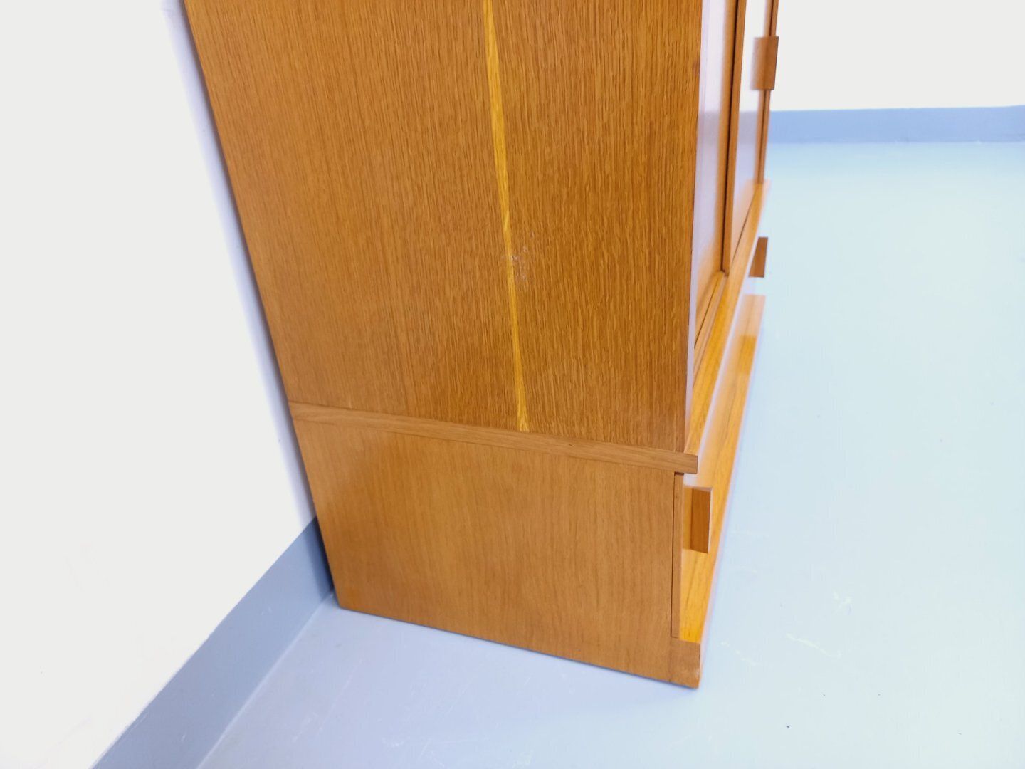 photo vintage Opbergkast met eikenhouten boekenkast