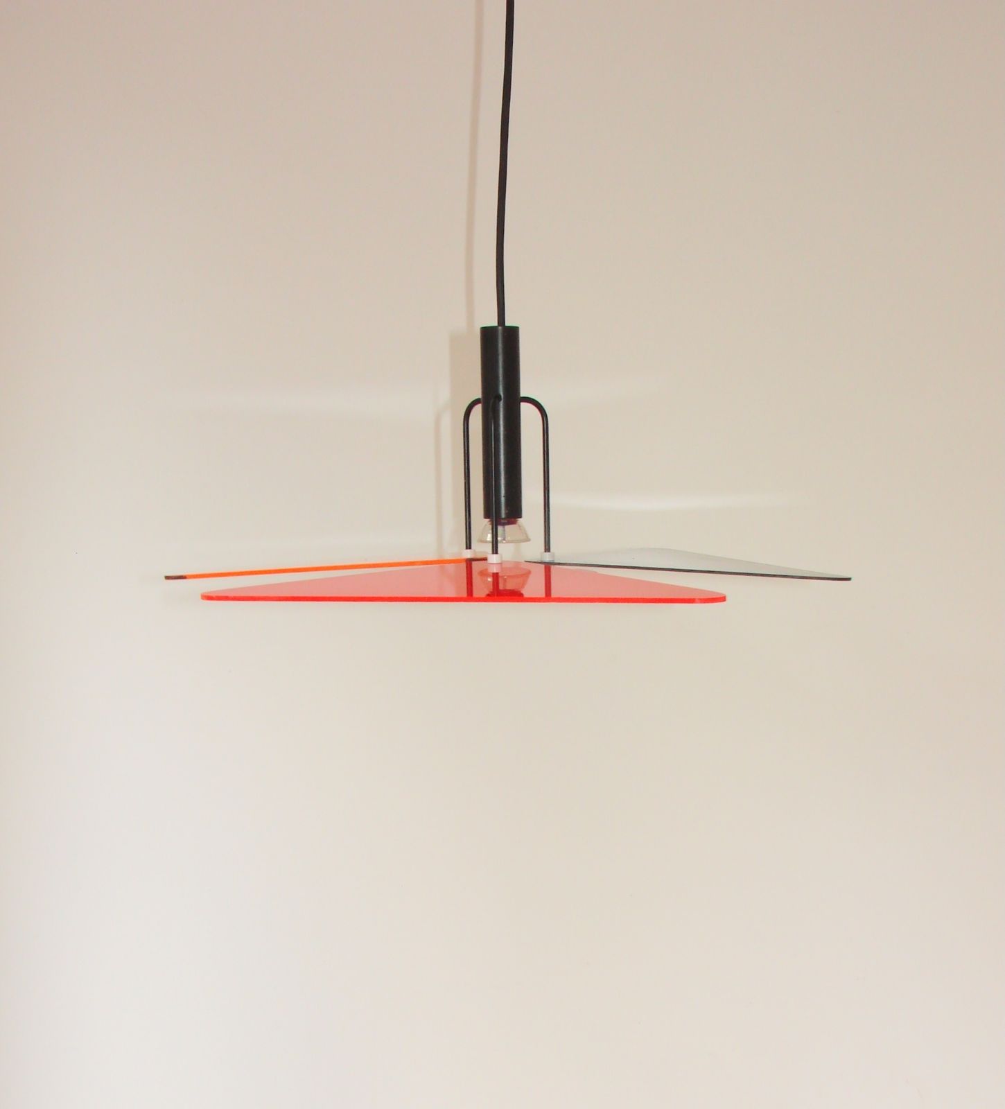 Een kleurrijke postmoderne hanglamp, jaren 1990. photo Verlichting