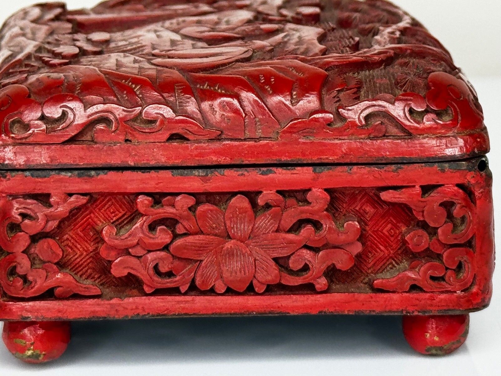 photo vinterior Klein Chinees sieradendoosje, cinnabar gelakt émail, Qing-dynastie, 19e eeuw
