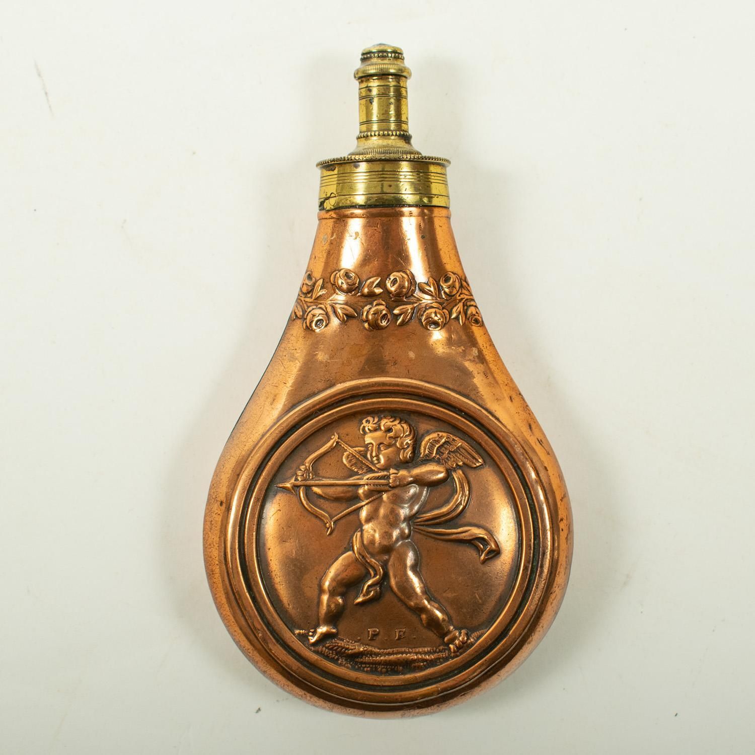 Petite flasque à poudre française, Cupidon, XIXe siècle photo for sale