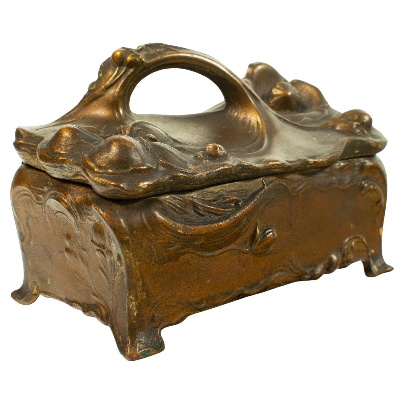 Boîte à bijoux Art Nouveau   Marquée « Jb Signifies The Best »
