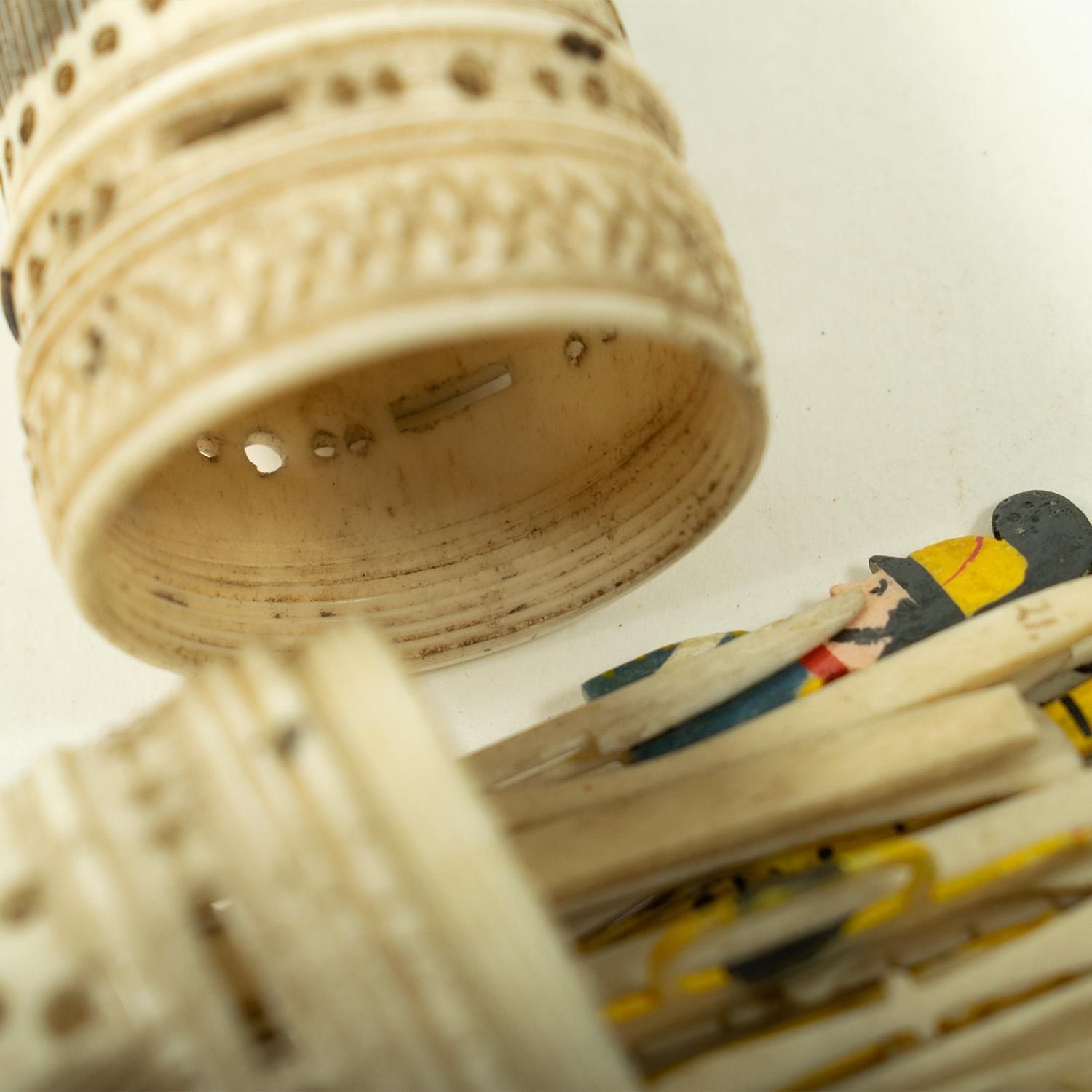 Rare ensemble de jeu en os sculpté, travail de prisonnier de guerre, vers la fin du XVIIIe siècle photo vinterior