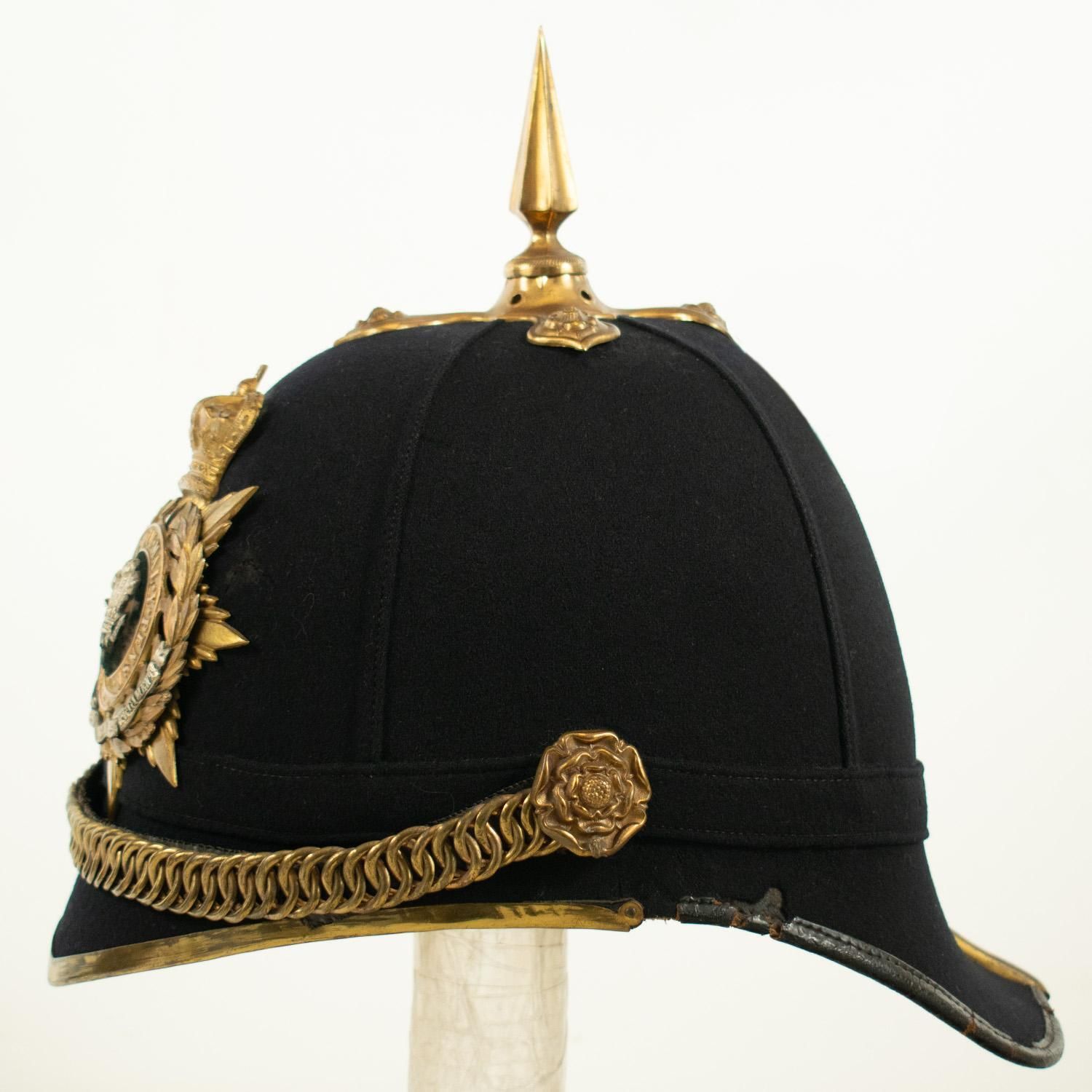 Casque de service intérieur victorien du Welsh Regiment photo vinterior