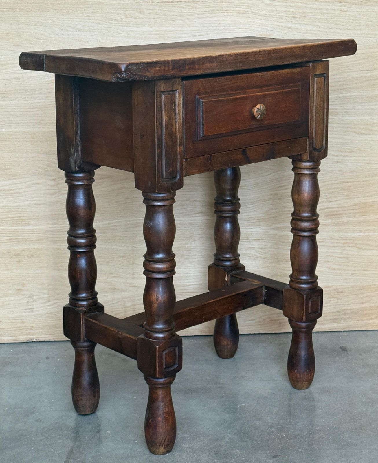 Paire de tables de chevet espagnoles en bois massif avec tiroir de rangement photo 2097.0