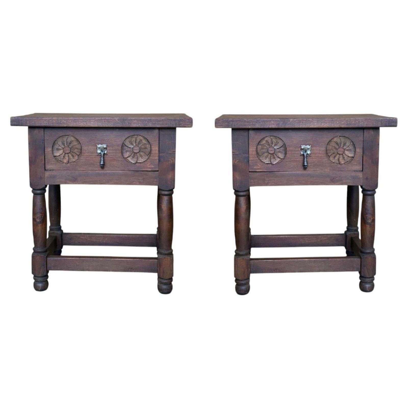 Paire de tables de chevet rustiques espagnoles en bois sculpté avec tiroir