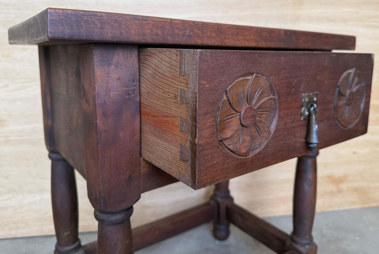 photo furniture Paire de tables de chevet rustiques espagnoles en bois sculpté avec tiroir