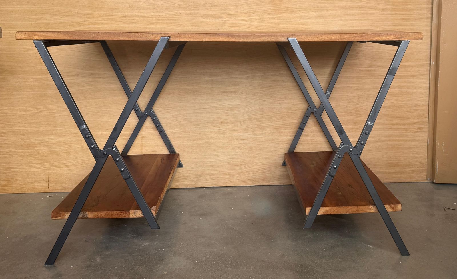 Console industrielle en bois rustique, piètement en X en métal photo furniture