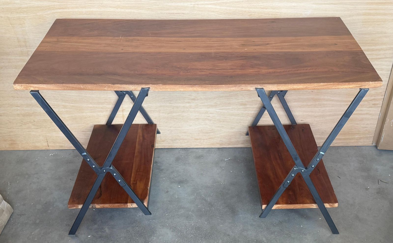 Console industrielle en bois rustique, piètement en X en métal photo vinterior