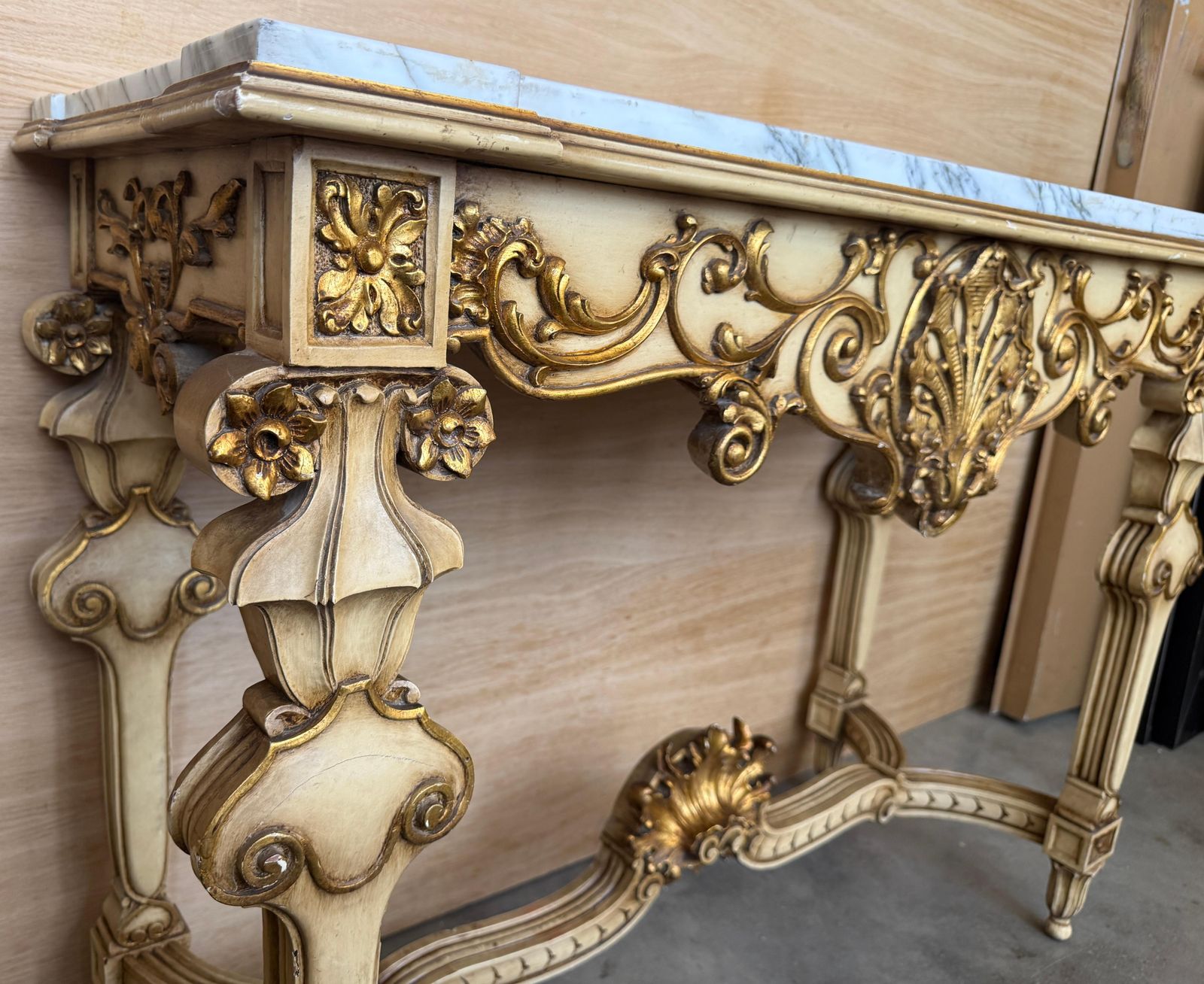 photo for sale Console Louis XV Rococo, plateau en marbre, avec accents dorés