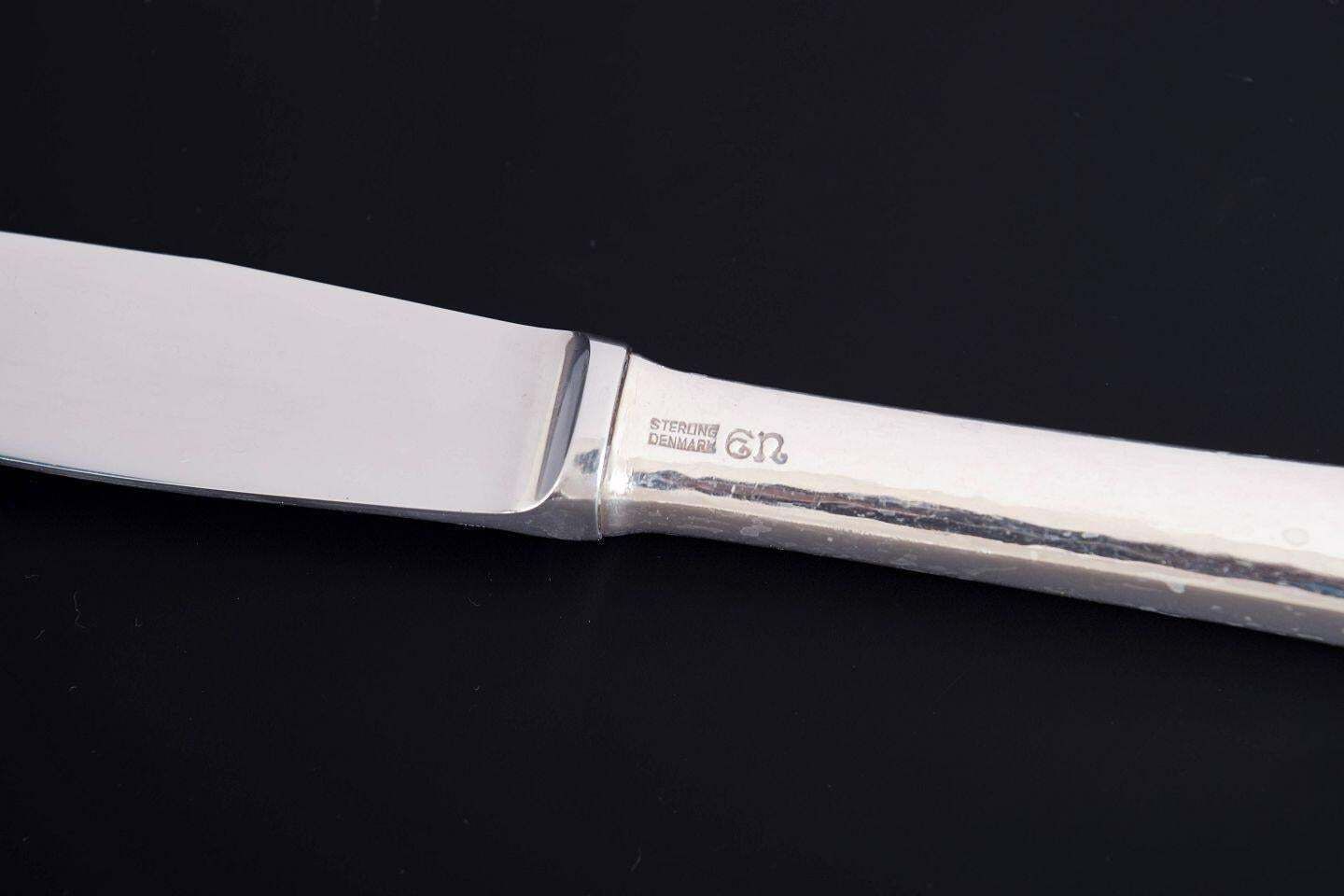 Evald Nielsen. Set van vier lunchmessen in sterling zilver en roestvrij staal. photo Woonaccessoires
