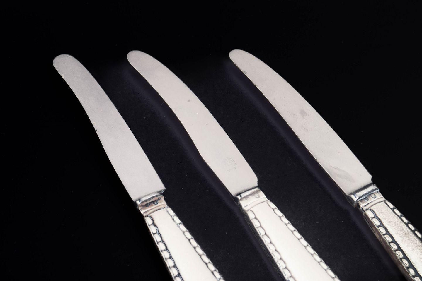 Georg Jensen. Set van drie messen in zilver en roestvrij staal. Beaded patroon. photo furniture