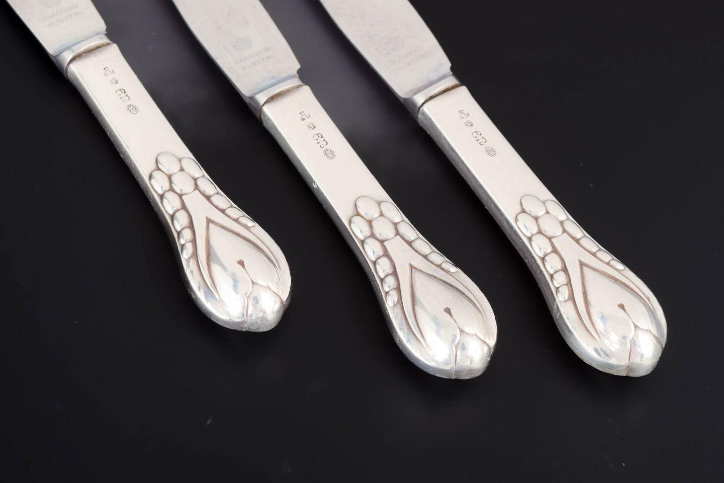Evald Nielsen. Set van drie lunchmessen in zilver en roestvrij staal, jaren 1920 photo for sale