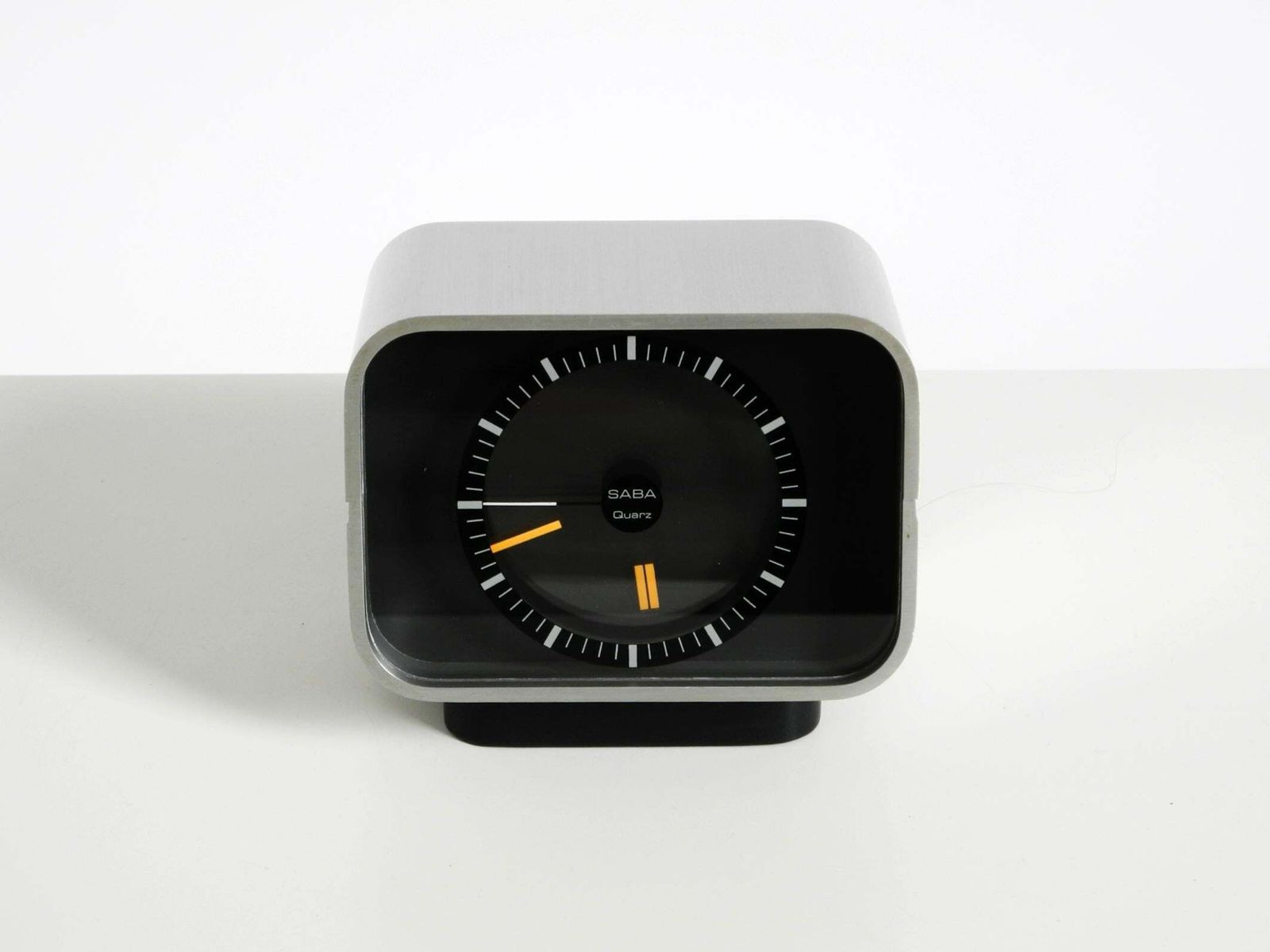 photo furniture Zeldzame, grote SABA design tafelklok met aluminium behuizing uit 1975