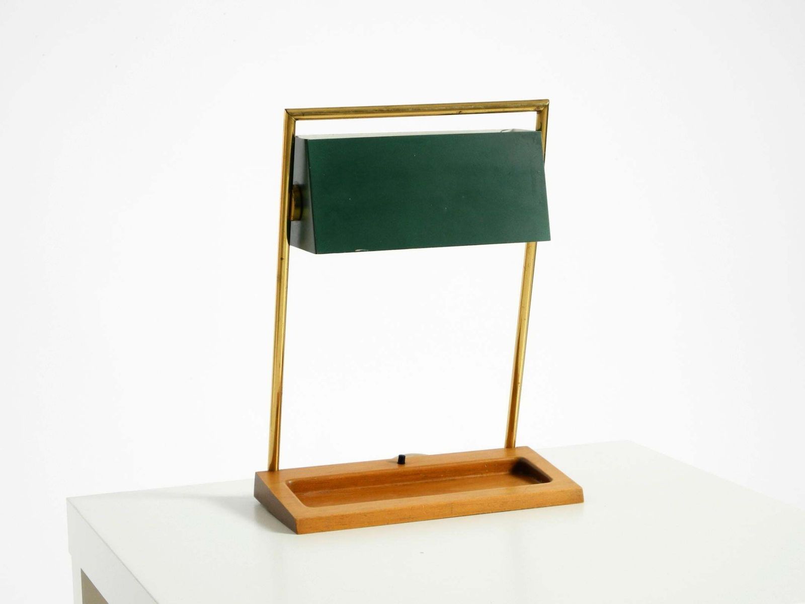 Temde Tafellamp uit de jaren 1960 met Messing Frame, Teakhouten Voet en Groene Lampenkap photo Verlichting