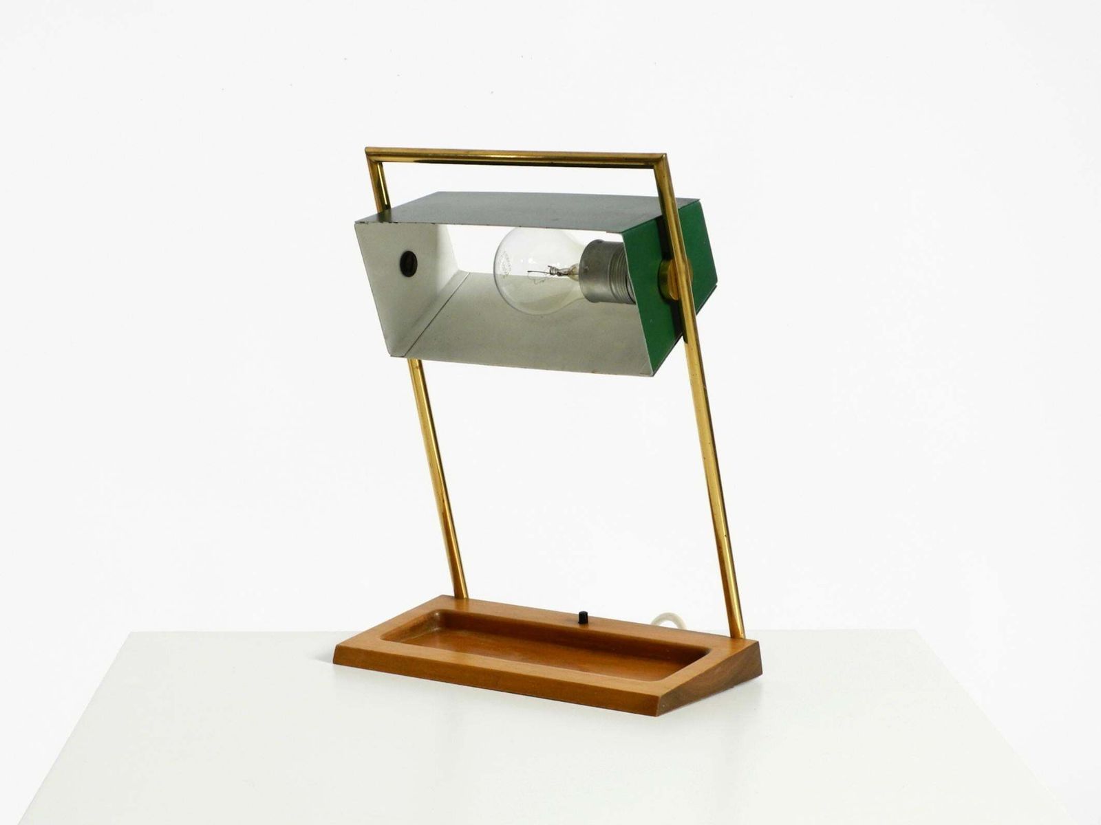 Temde Tafellamp uit de jaren 1960 met Messing Frame, Teakhouten Voet en Groene Lampenkap photo vinterior
