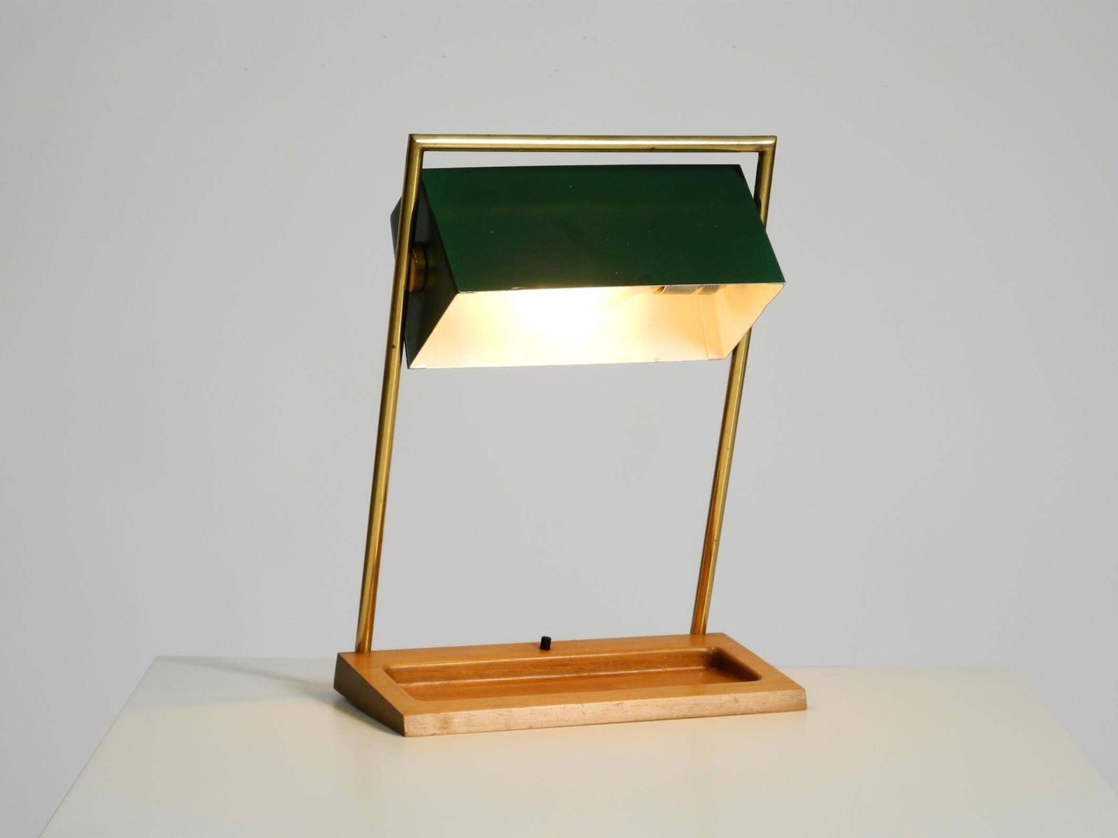 photo furniture Temde Tafellamp uit de jaren 1960 met Messing Frame, Teakhouten Voet en Groene Lampenkap